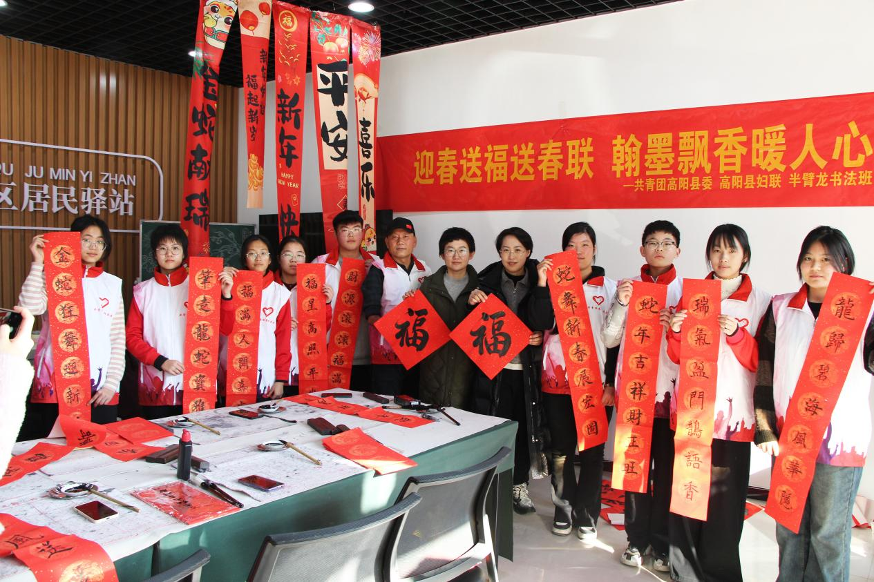 河北高阳:“小书法家”展才艺 写春联送乡邻