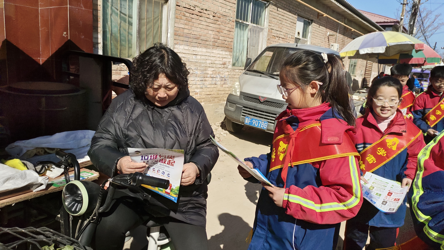 保定市满城区：传承雷锋精神 共筑绿色家园_fororder_发放环保彩页 摄影 张志龙