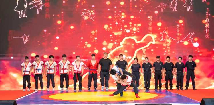 “致敬人民卫士 共筑时代荣光”莲池区公安分局庆祝第六个中国人民警察节暨荣誉仪式_fororder_图片一：跤术表演。(刘昊隆摄)