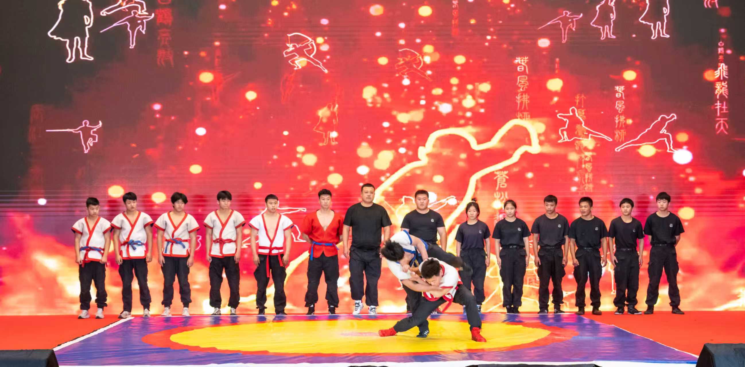 “致敬人民卫士 共筑时代荣光”莲池区公安分局庆祝第六个中国人民警察节暨荣誉仪式_fororder_图片一：跤术表演。(刘昊隆摄)