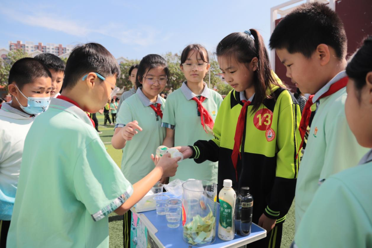 河北青县：校园科技节点亮少年科学梦_fororder_河北青县：校园科技节点亮少年科学梦2