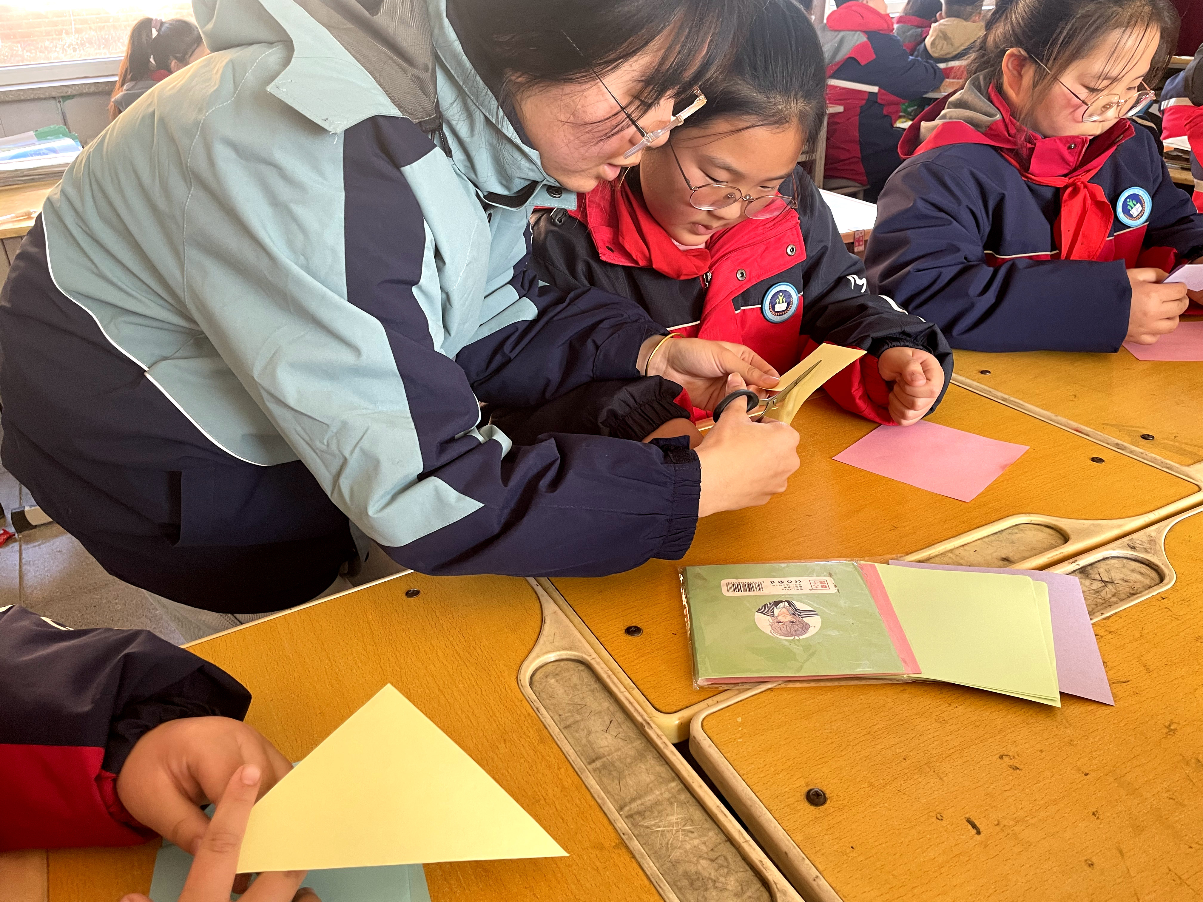 河北唐县：“妙剪生花”展风采