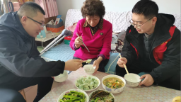 新春走基层——岁寒情深 新春心暖长城社区工作者陪独居老人过“小年”