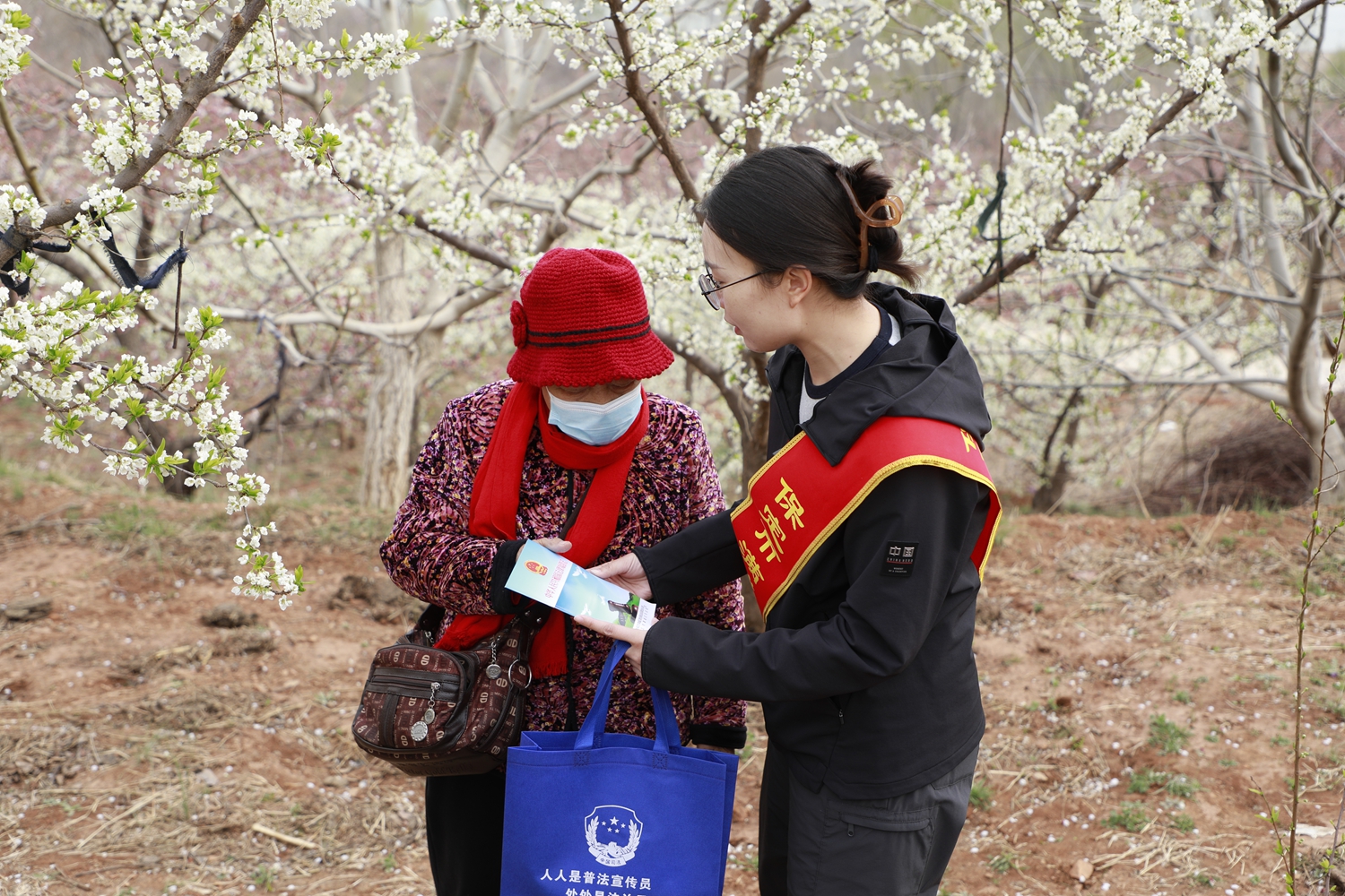 保定市满城区：邂逅烂漫春光 汲取法治能量_fororder_向群众进行普法教育 摄影 颜丽媛