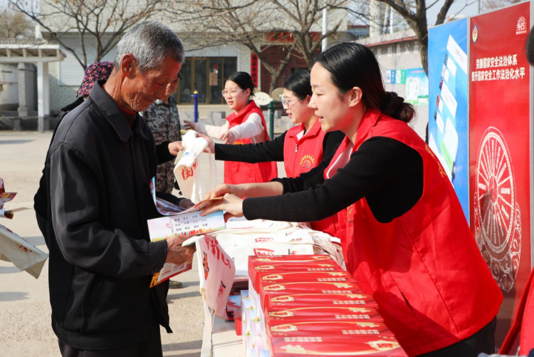 河北涞水：小板凳上话国安 多措并举筑防线_fororder_图片3