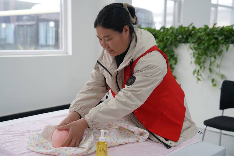 保定清苑：“河北福嫂”家政服务业（育婴员）技术操作竞赛开赛_fororder_参赛选手“新生儿抚触操”实操考核现场。摄影 王磊