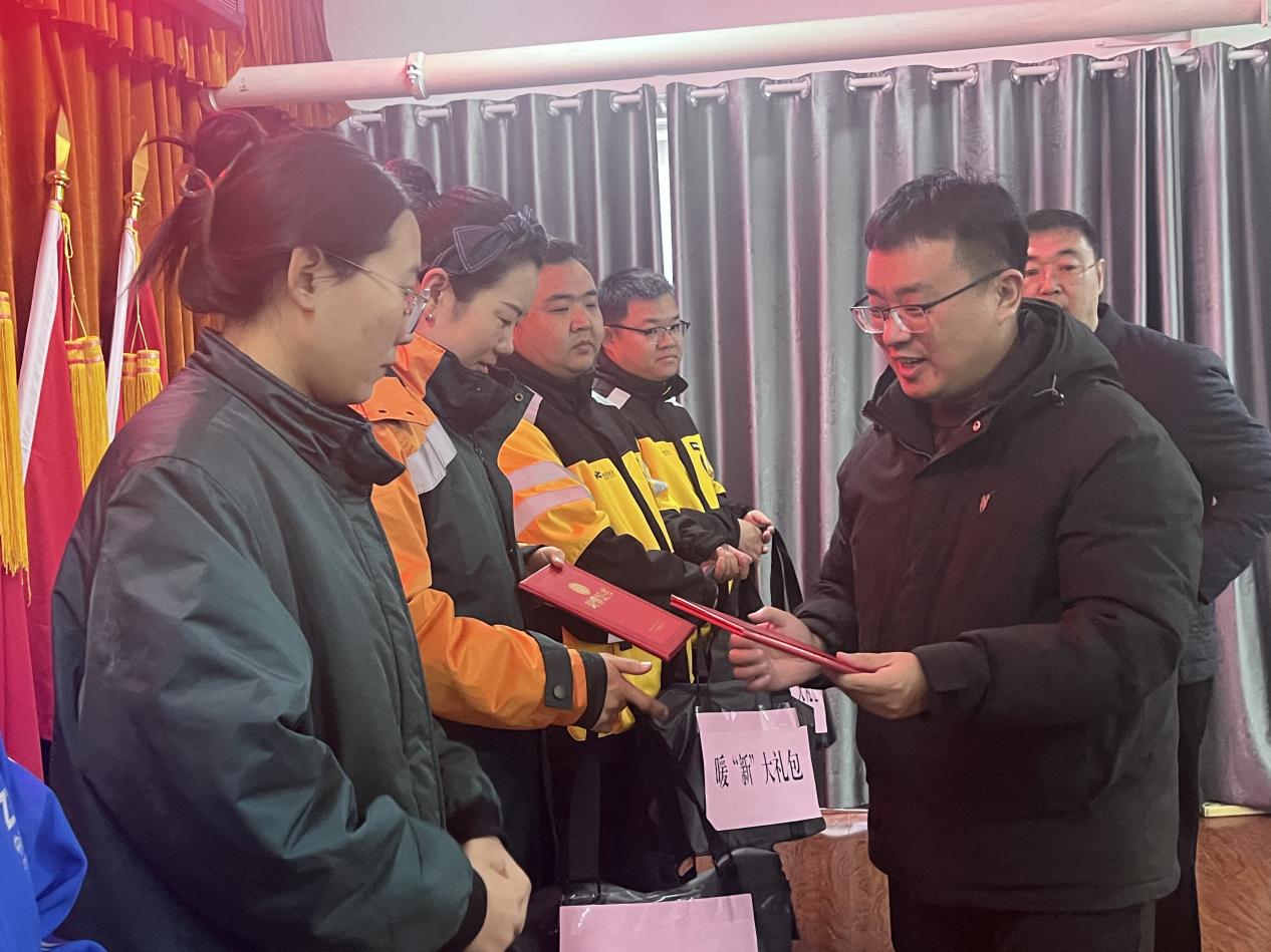 河北泊头举办首届最美快递员、网约配送员颁奖活动