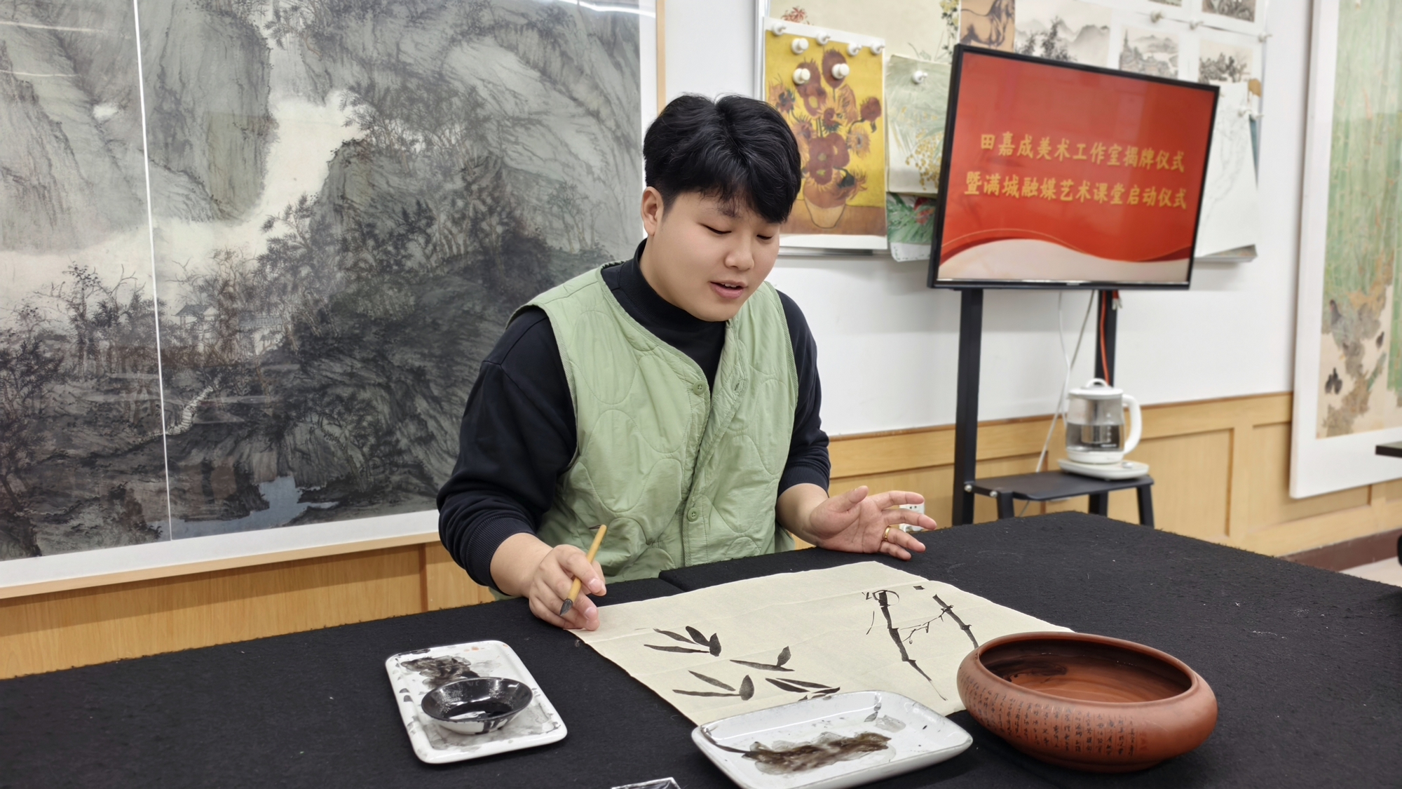双争有我丨保定市满城区：艺术赋能媒体融合发展_fororder_现场讲解国画技法 摄影 张丽双