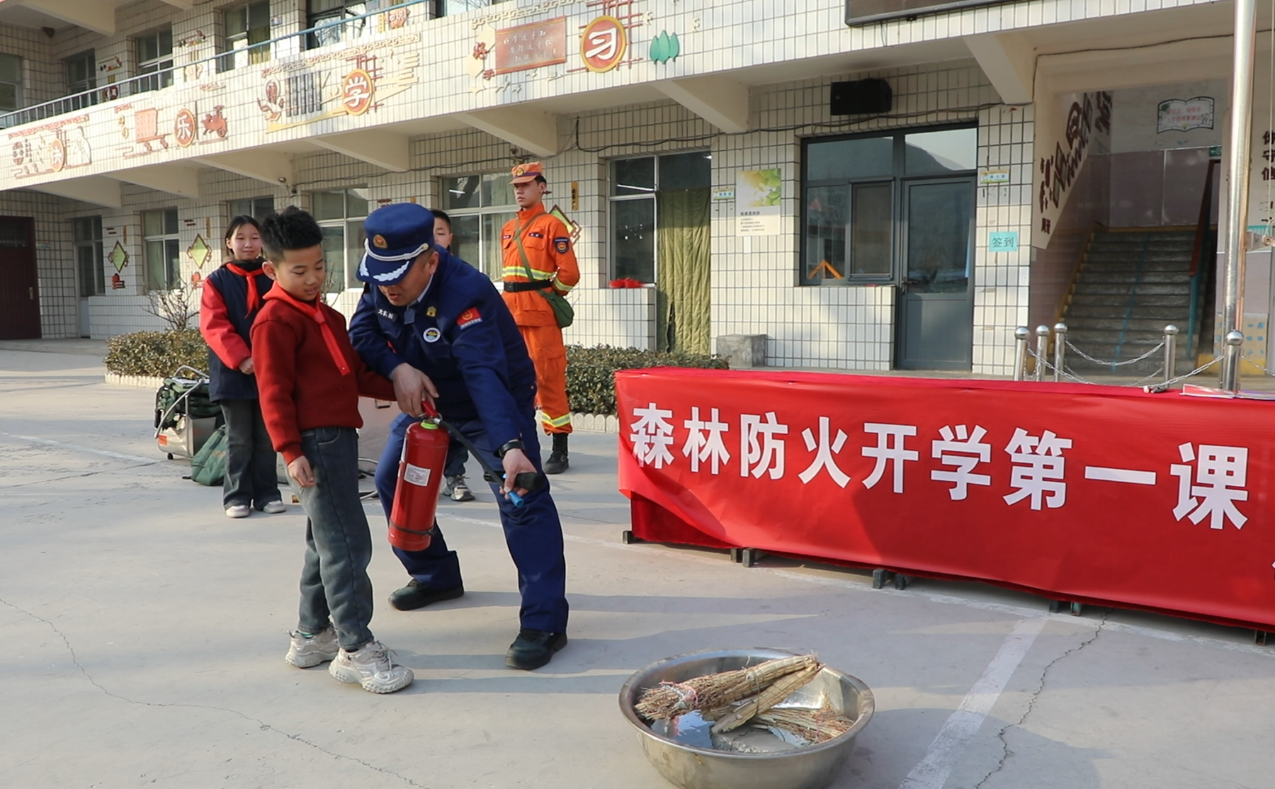 双争有我丨保定市满城区：开学第一课 消防安全记心间_fororder_消防队员详细介绍了消防器材的操作技巧 摄影 刘东岳