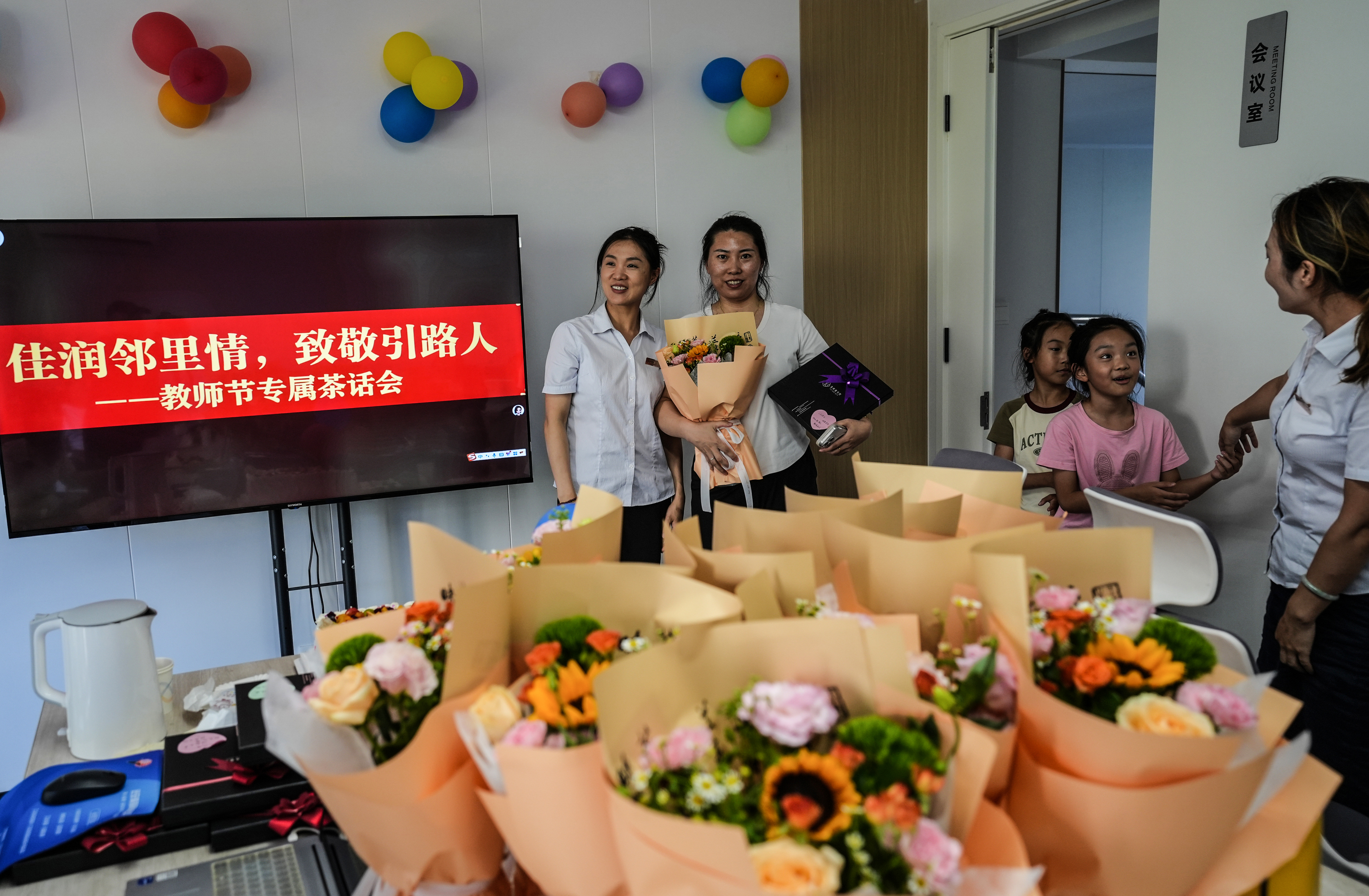 河北迁安：佳润邻里情 致敬引路人_fororder_赠送鲜花.JPG