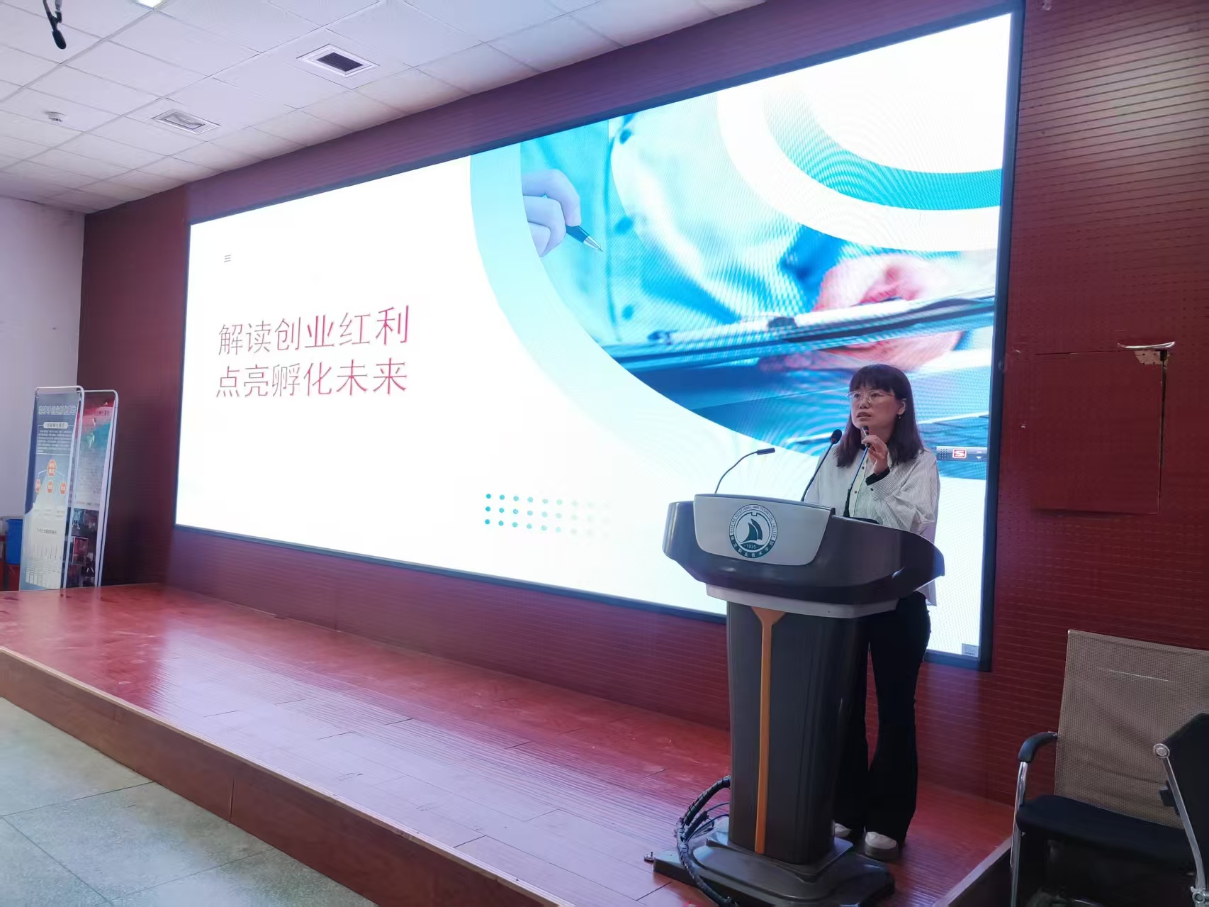 保定市莲池区：校企对接促就业_fororder_图片二：莲池区开展创业政策宣讲活动。（齐旭东摄）