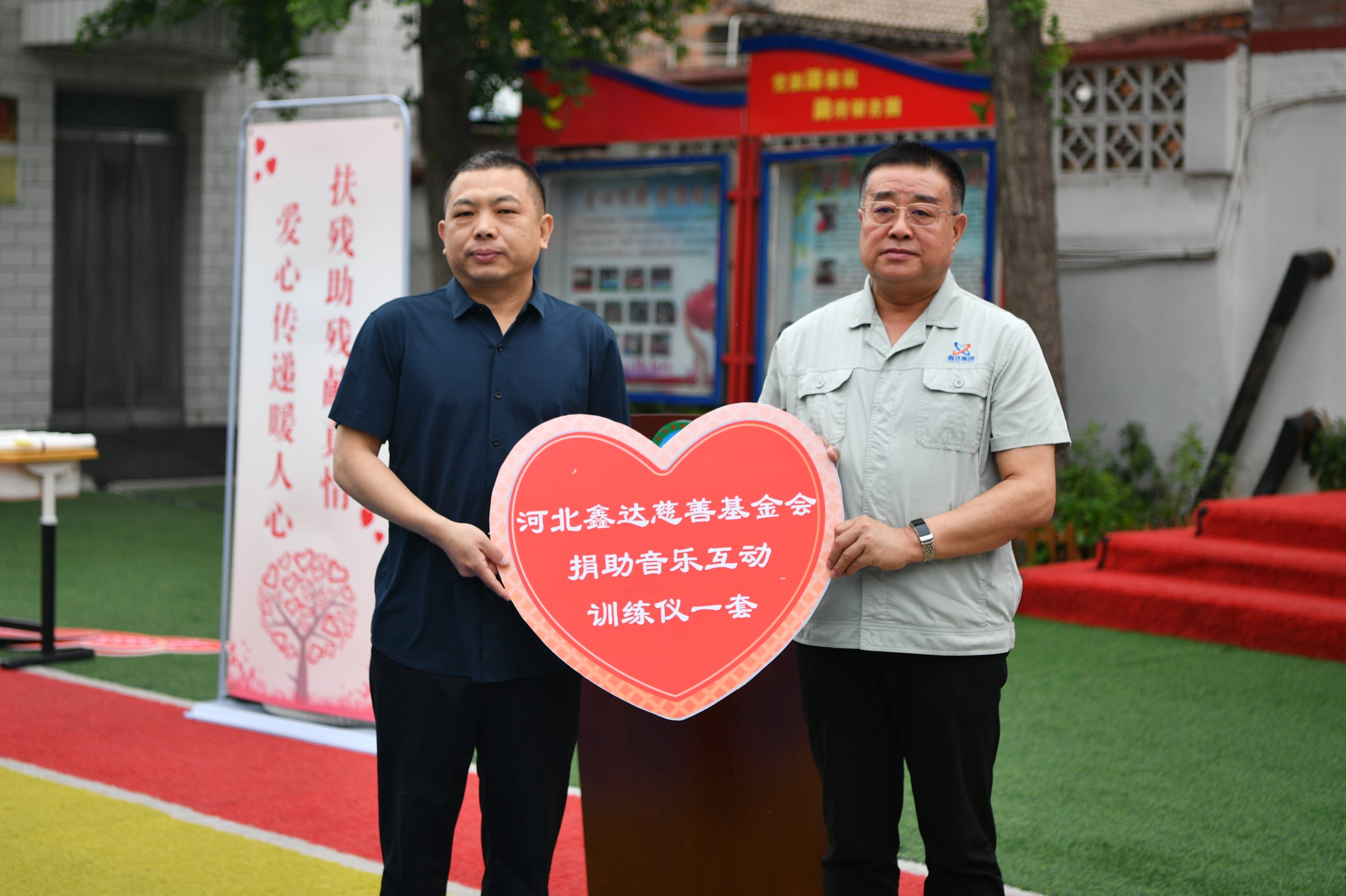 河北迁安：情系残障儿童 暖心捐赠传温情_fororder_5月22日，河北鑫达慈善基金会向迁安市特殊教育学校捐赠音乐互动训练仪。张泽慧摄.JPG