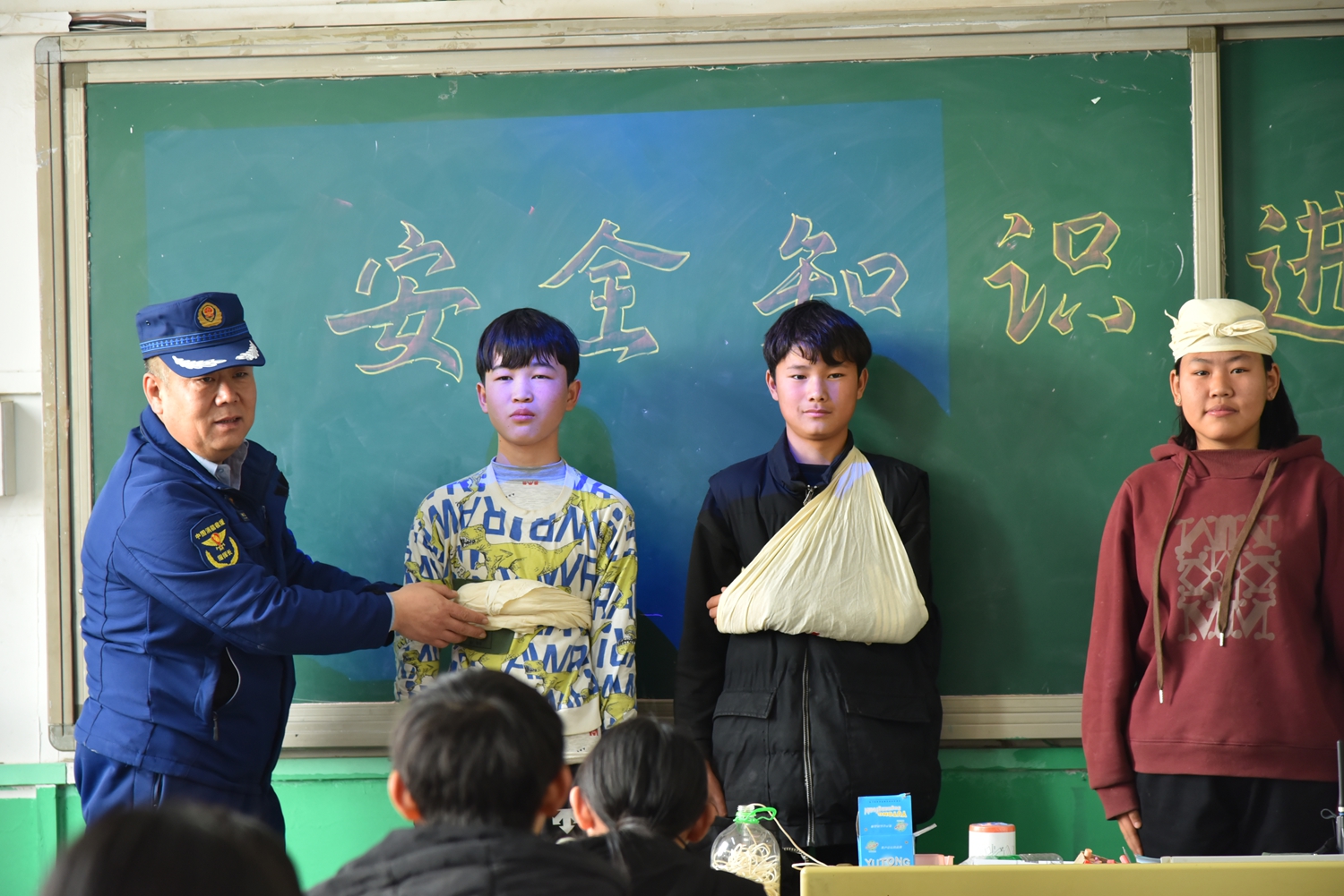 图片默认标题_fororder_消防员现场演示野外急救包扎技巧 摄影 刘东岳