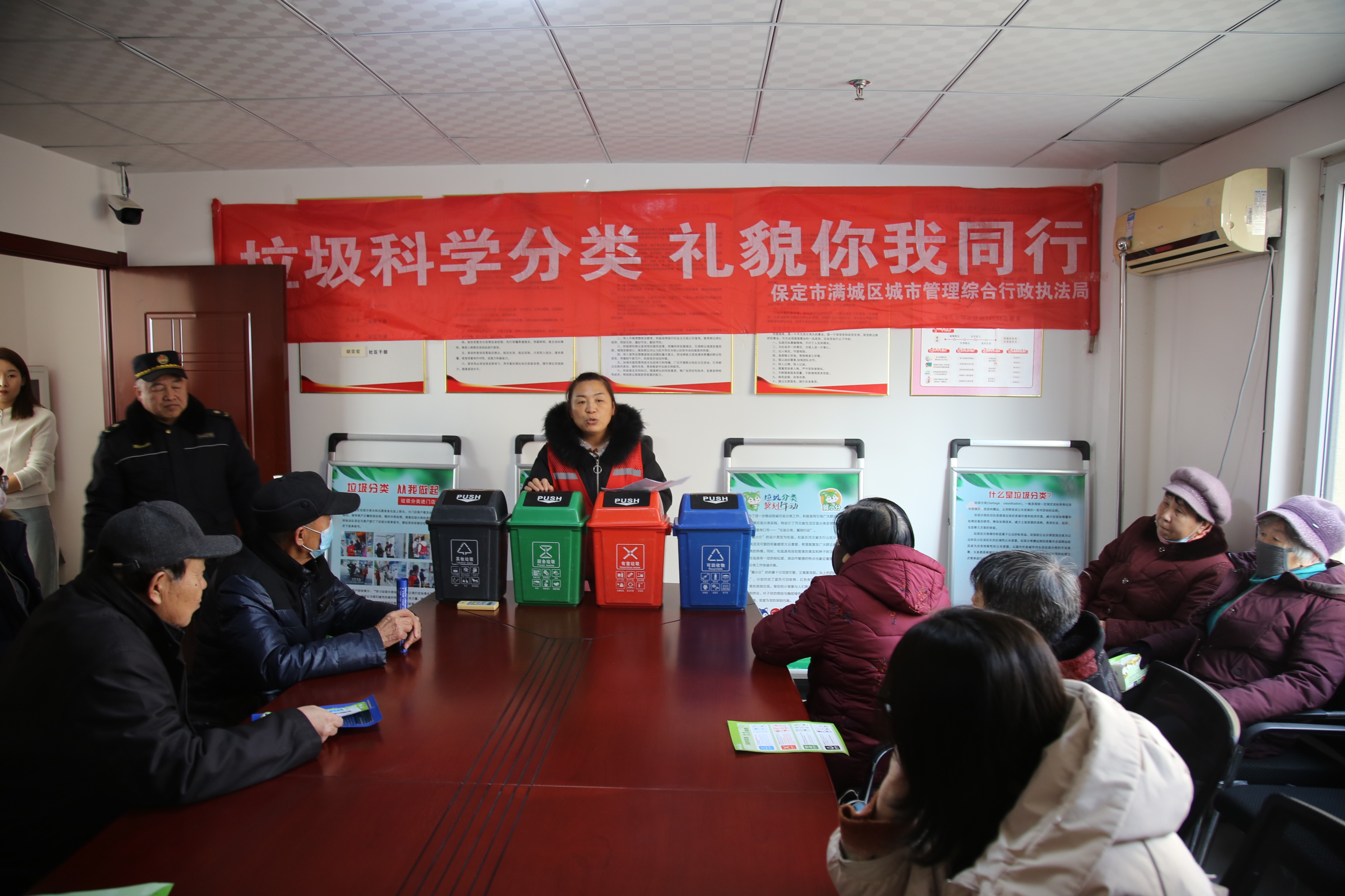 保定市满城区：浓情腊八暖社区 文明实践润民心_fororder_工作人员为居民讲解垃圾科学分类知识 摄影 张辰泽.JPG