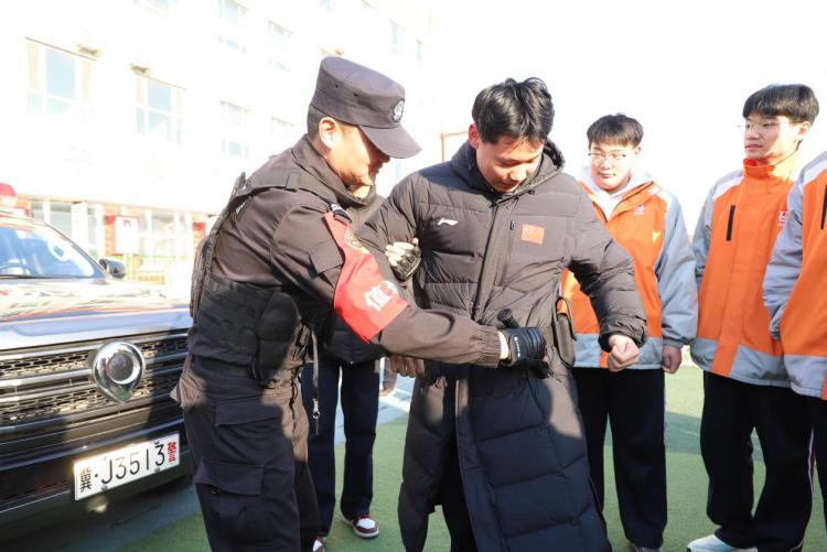 河北泊头：警校携手筑牢安全防线 护航学生健康成长_fororder_image003