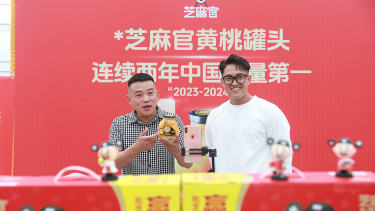 保定市莲池区：“媒体+电商”助力乡村振兴_fororder_图片二：电商主播通过直播形式，推荐莲池区特色产品。(王金中摄)