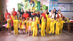 保定市满城区：童手牵白发 共话同心圆