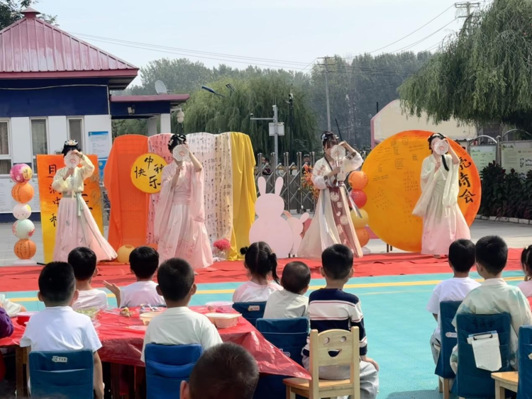 “月满中秋，童享盛宴” 唐县第二幼儿园中秋节活动     中秋佳节来临之际，唐县第二幼儿园举办了以“月满中秋，童享盛宴”为主题的中秋节活动_fororder_图片1
