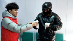 河北泊头：腊八暖“粥”行 温情守护户外劳动者