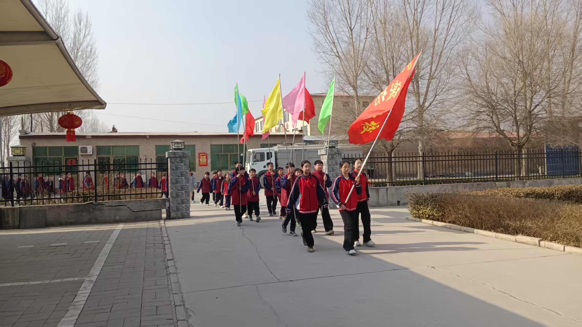 保定市徐水区谢坊营小学百余名学生到企业研学_fororder_图为学生们徒步入企业研学