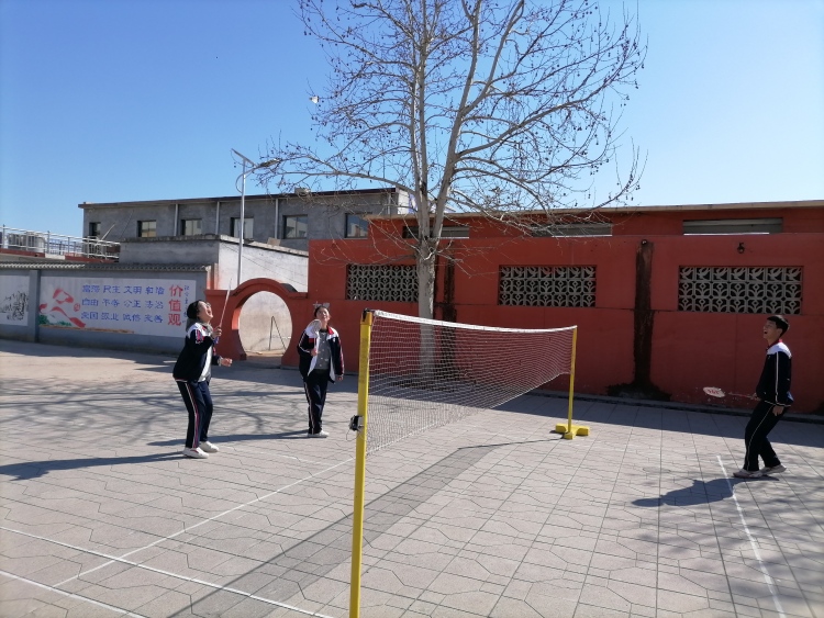 活力课间“微运动” 快乐健康伴成长_fororder_挥舞球拍，绽放青春光彩。  摄影者王娟