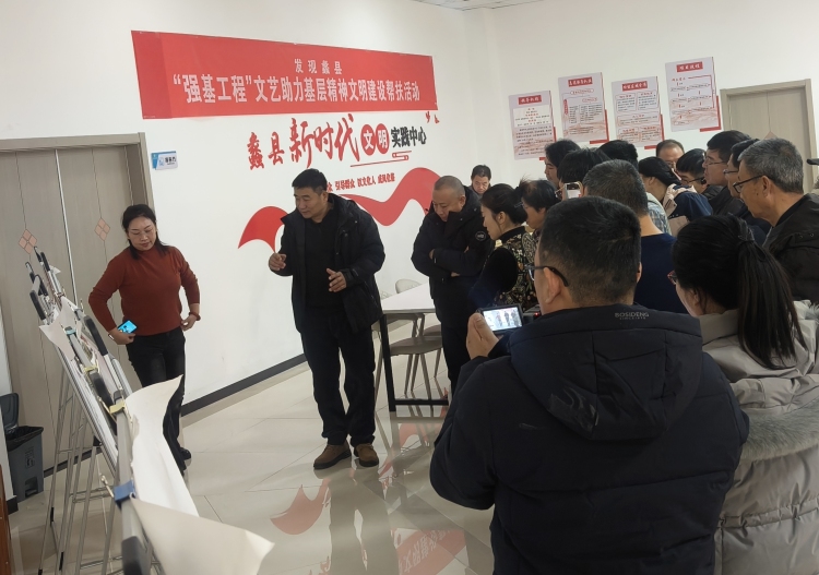 河北蠡县：笔墨传情 文化赋能 保定美协携手蠡县深耕基层精神文明_fororder_0004：保定市美术协会主席刘发起点评画作。