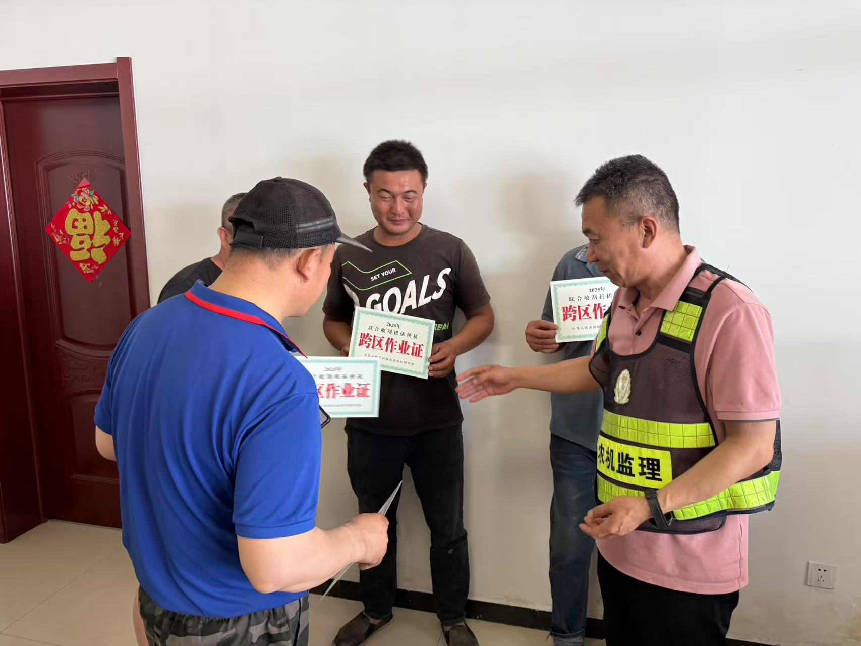 保定市满城区：送检下乡暖人心 筑牢农机安全防线_fororder_农机安全监理站工作人员给农机手发放跨区作业证 摄影 苏雅佳