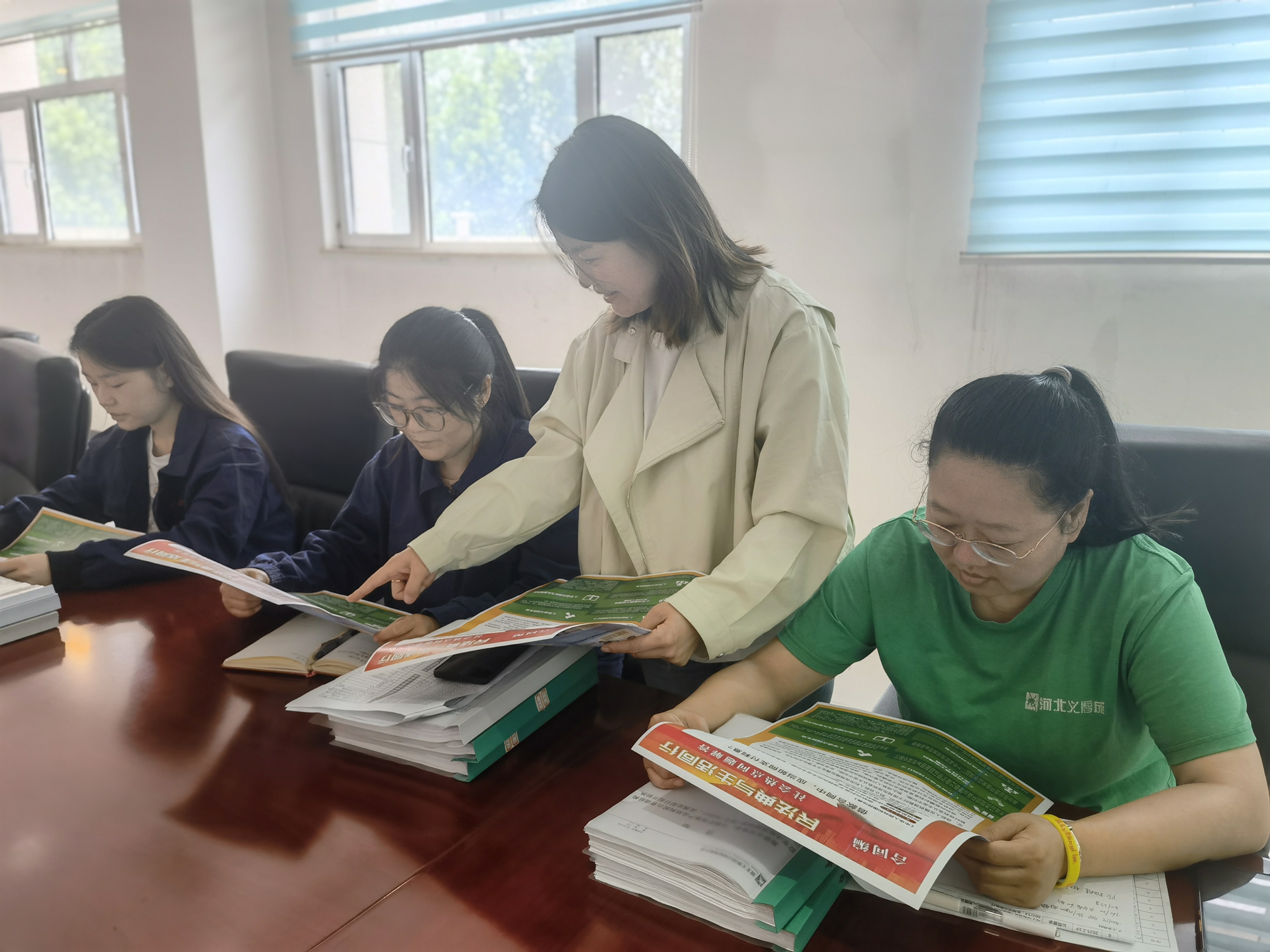 保定市满城区：送法进企零距离 法护营商助发展_fororder_工作人员为企业员工介绍《民法典》的重要地位和价值 摄影 庞凯立