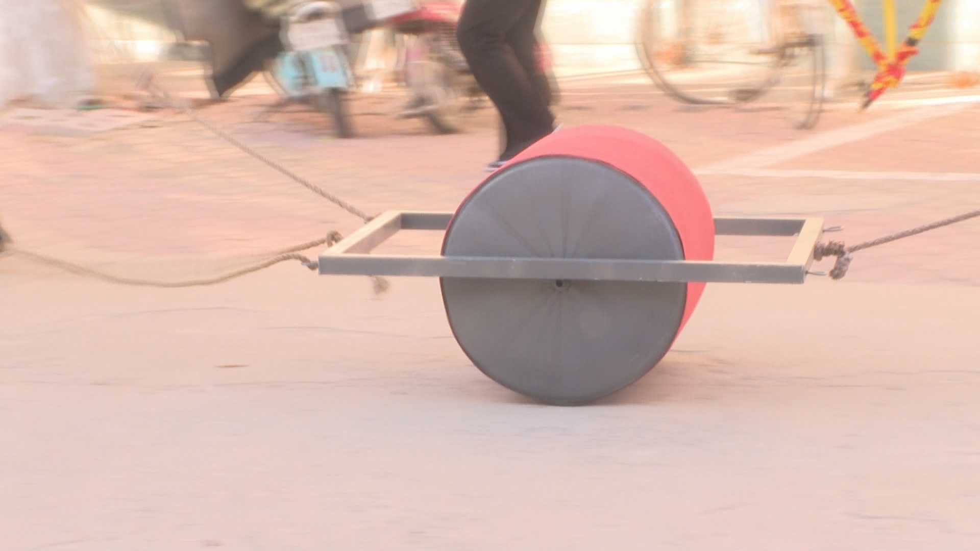 石家庄鹿泉区：花会展演节目拉碌碡演绎传统民俗