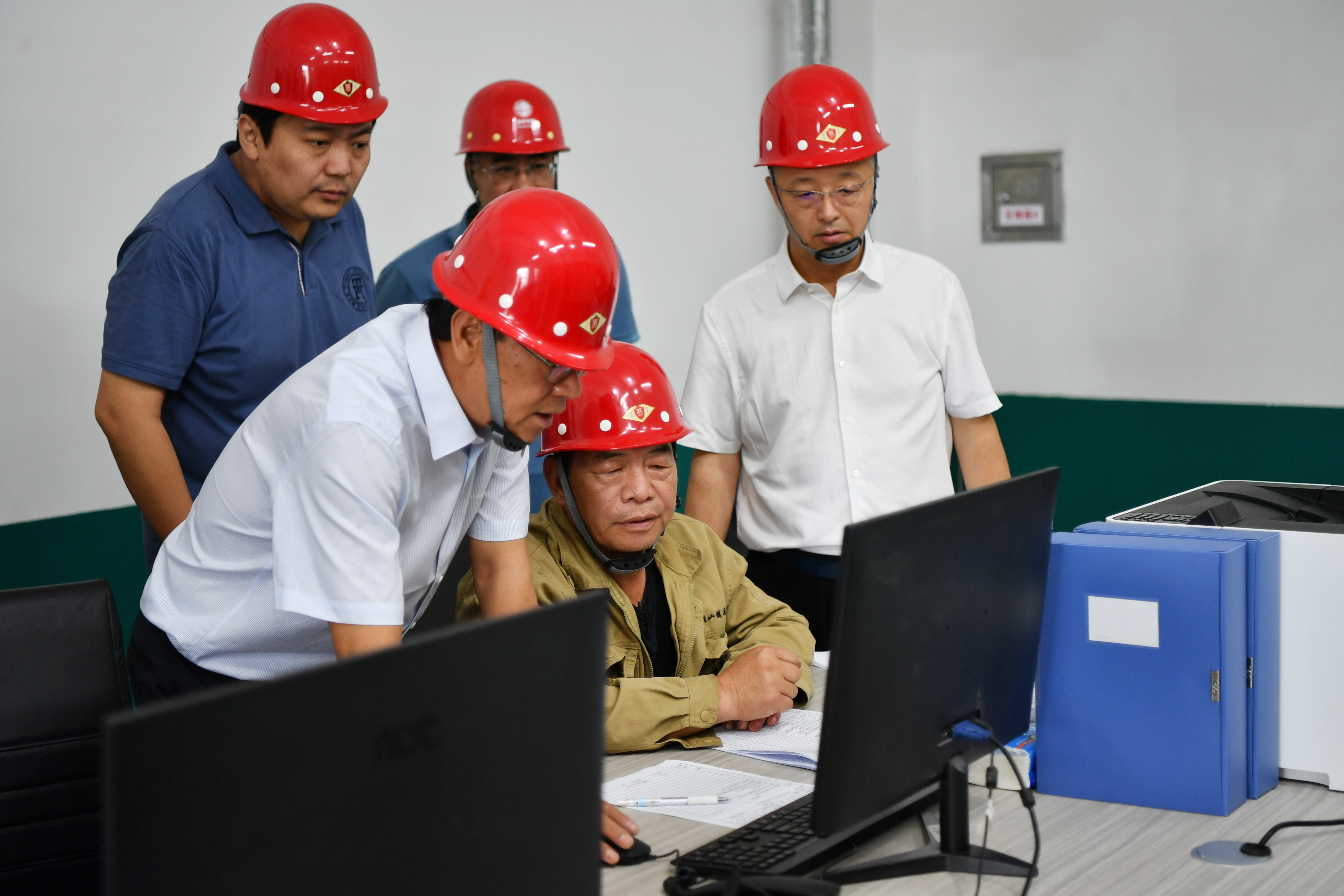 华北地区首家民营220千伏增量配电业务改革试点在河北迁安并网投运_fororder_7月10日，在220千伏祺远变电站主控室内，工作人员正在进行投运准备，彭月娟 摄.JPG