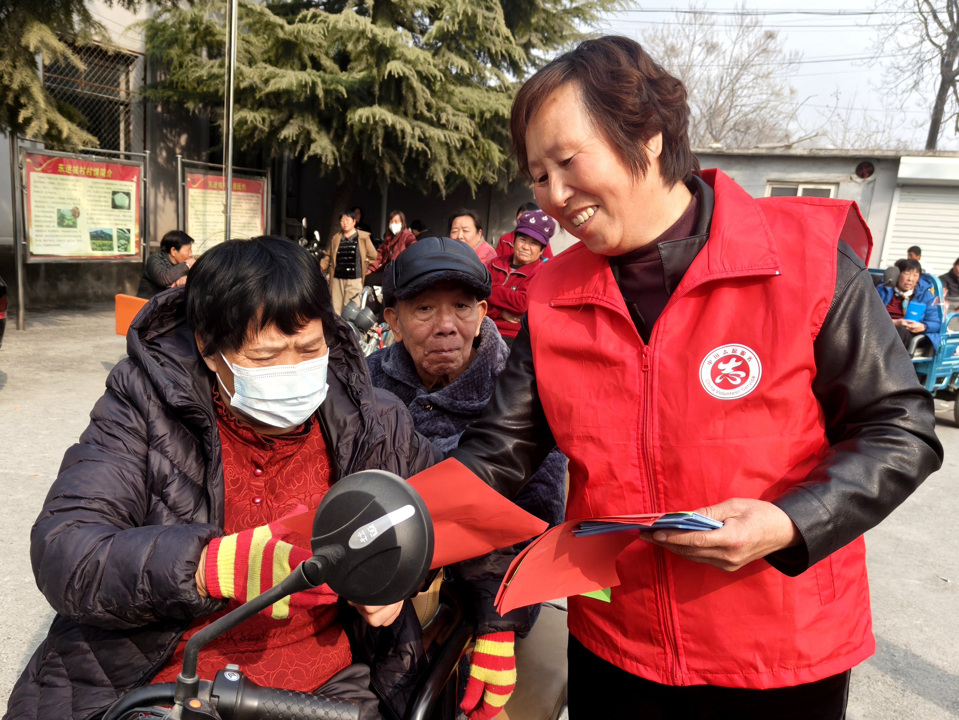 河北唐县：让网络文明新风润泽民心_fororder_志愿者向辖群众发放网络安全知识手册 (2)