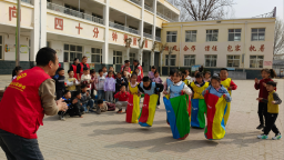 河北唐县：爱心传递温暖 书包点亮梦想