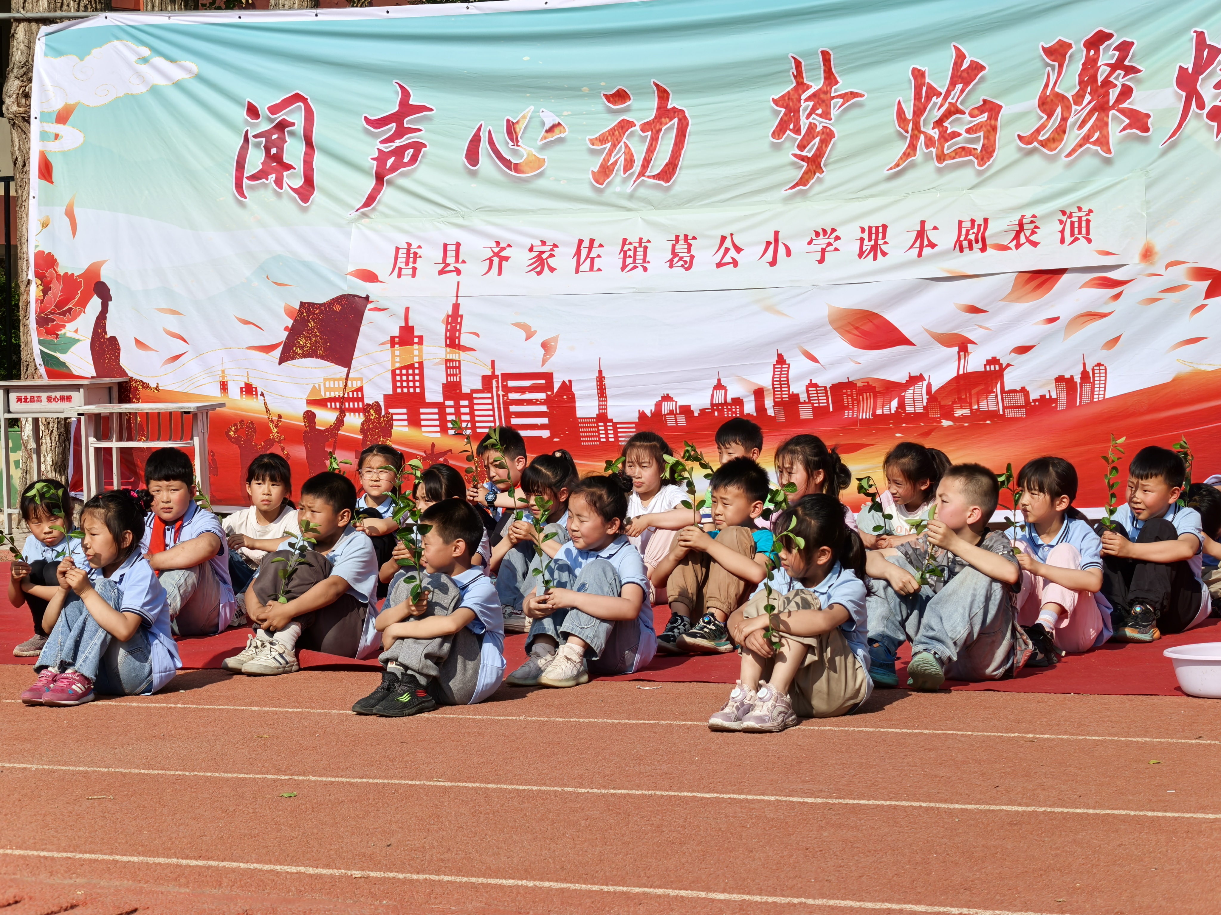 课本“活”起来，经典“动”起来_fororder_小学生们表演课本剧《揠苗助长》  摄像胡博涵