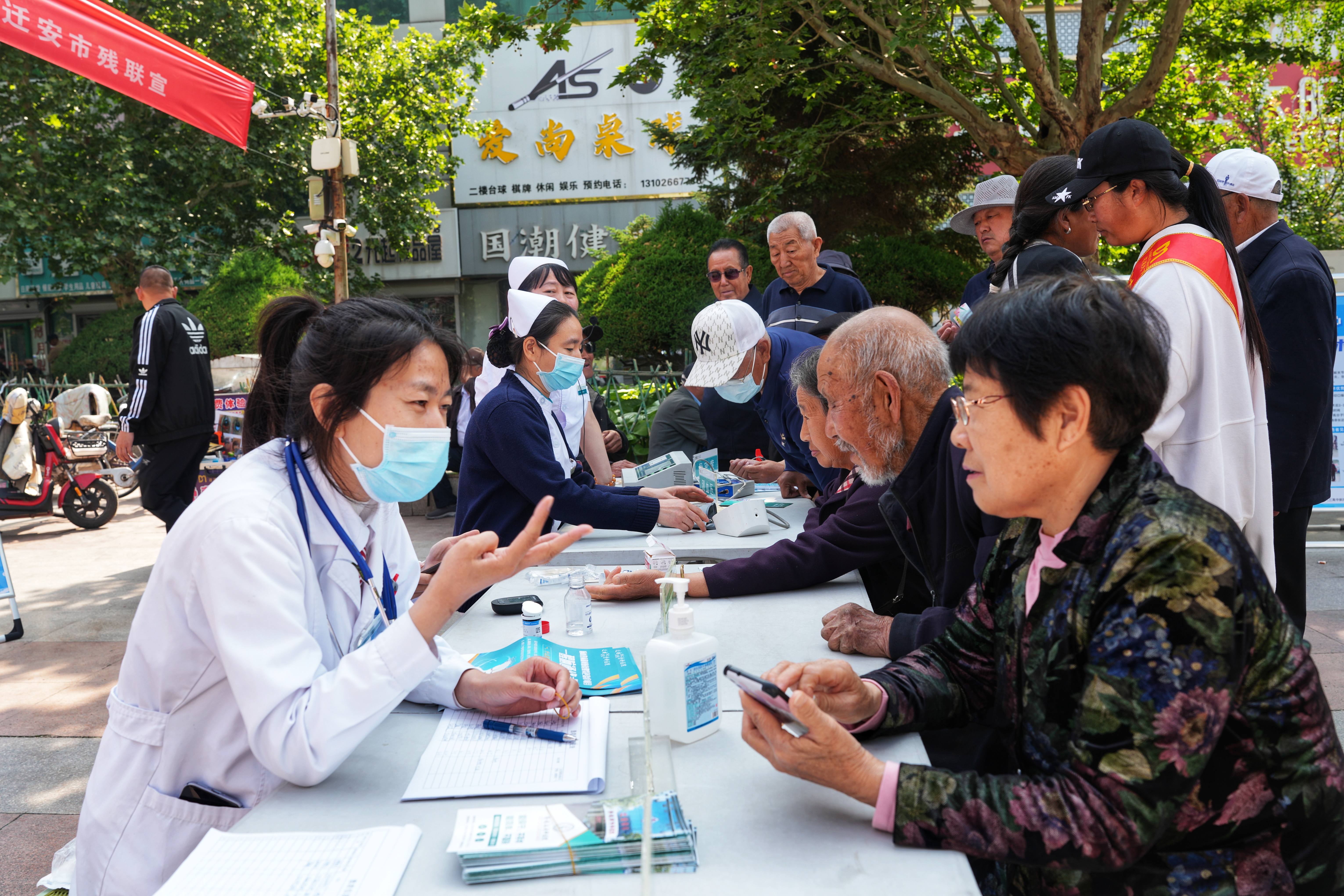 河北迁安：暖心慰问残运健儿 用爱撑起希望蓝天_fororder_全国助残日，向群众普及健康知识。张泽慧  摄