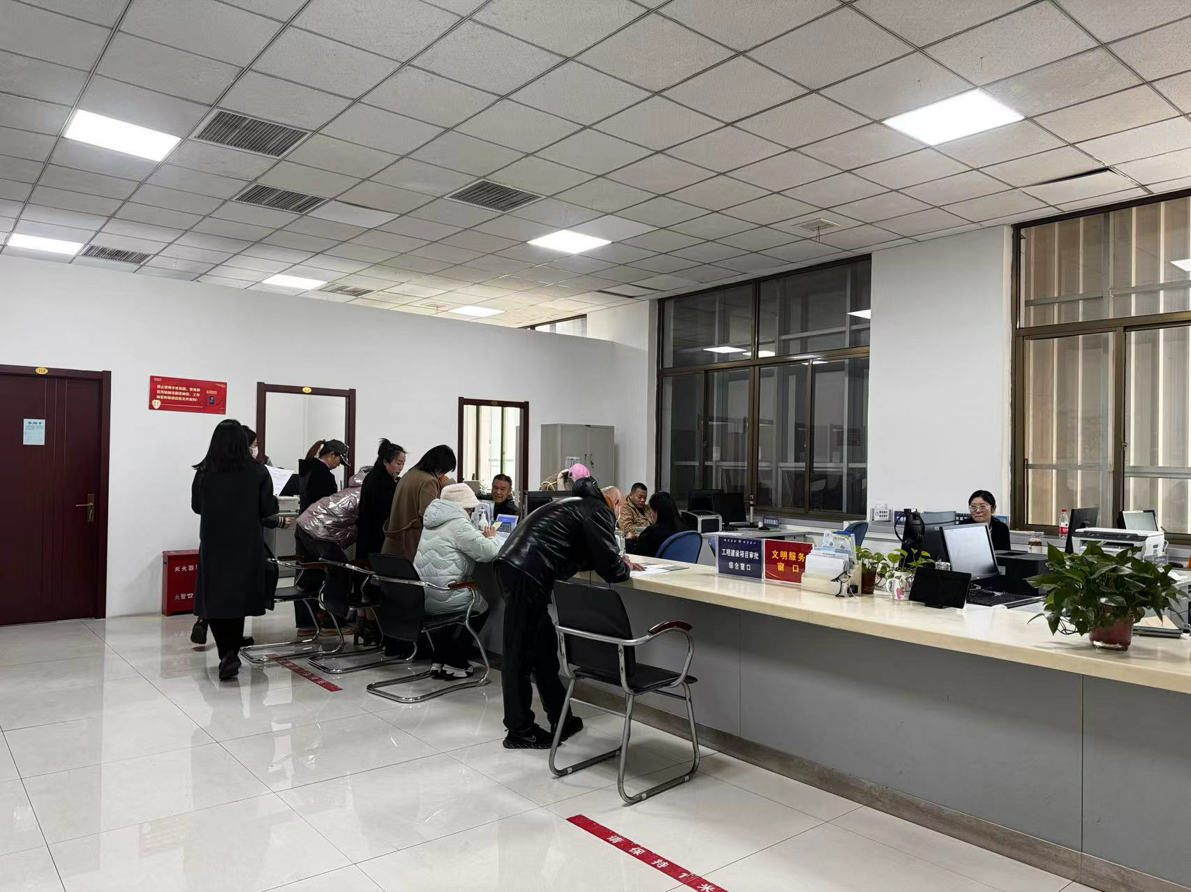 保定市满城区：推进“高效办成一件事”持续提升政务服务效能_fororder_“高效办成一件事”服务现场 摄影 刘国安