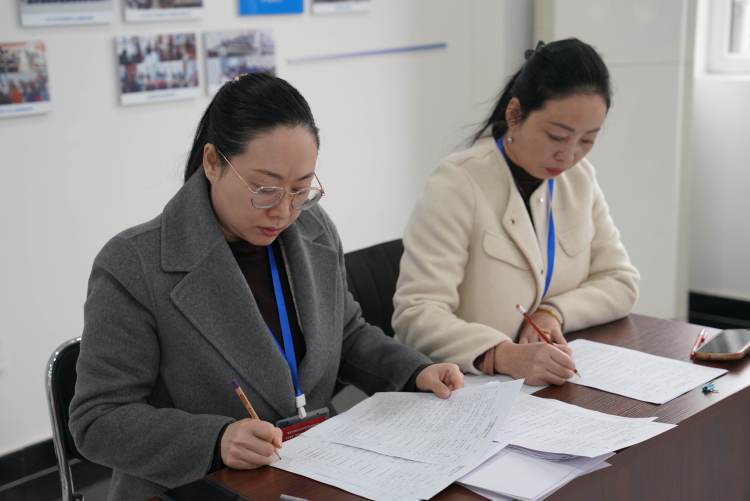 保定清苑：“河北福嫂”家政服务业（育婴员）技术操作竞赛开赛_fororder_裁判组对选手实际操作技能进行现场评分。摄影 王磊