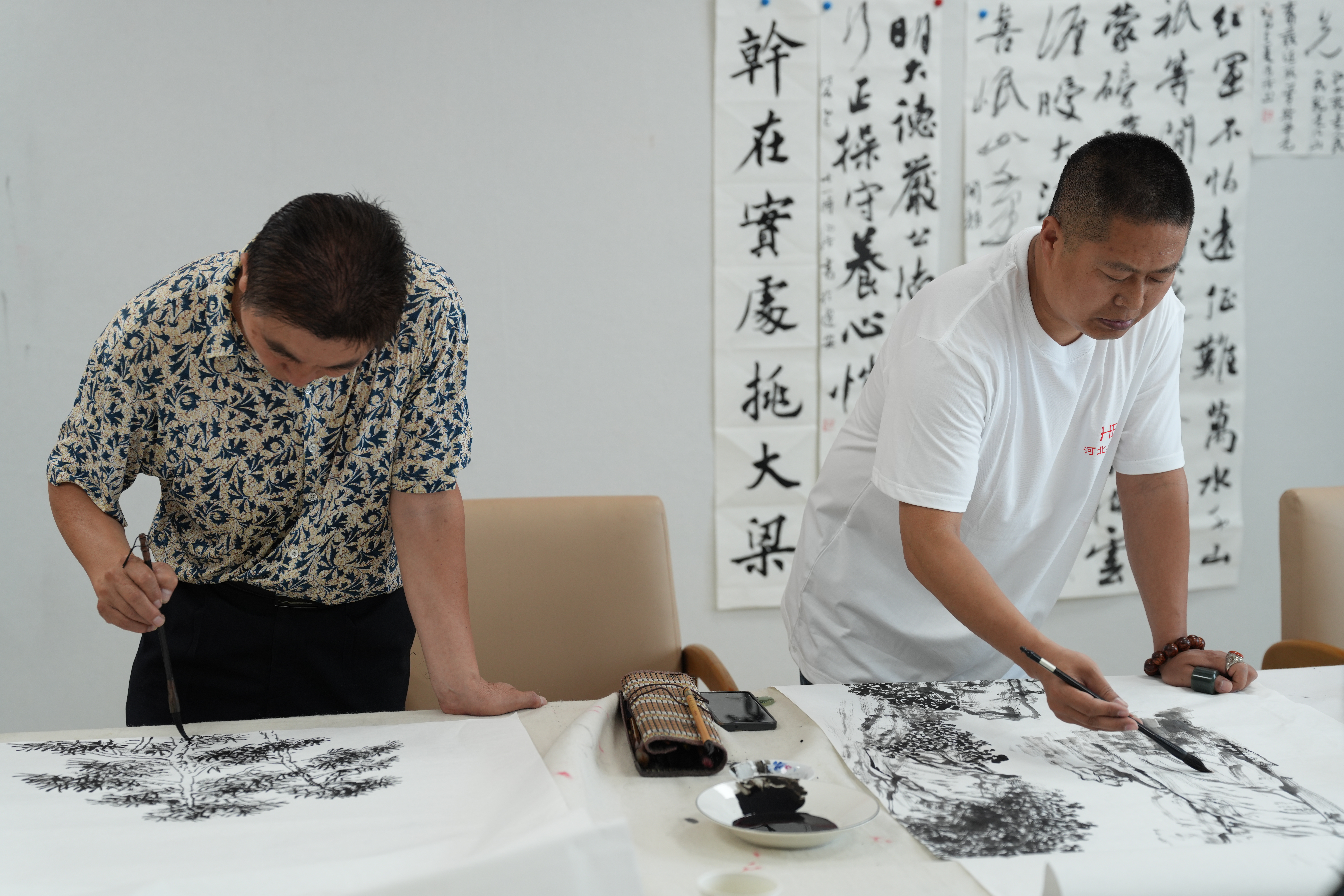 河北迁安：墨染百年峥嵘 笔书向党红心_fororder_6月30日，迁安市书画爱好者正在创作红色主题山水画。张泽慧摄（2）.JPG
