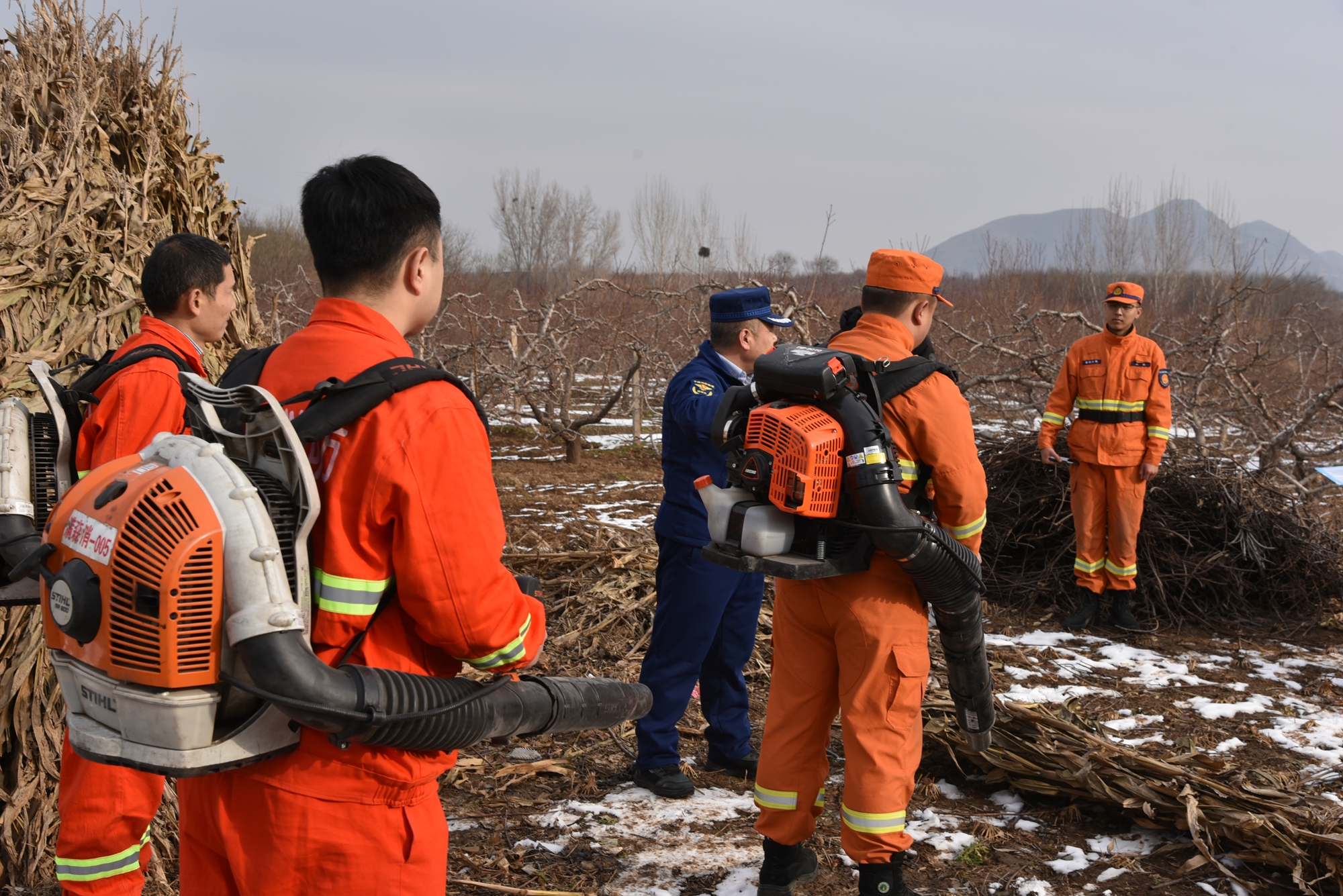 图片默认标题_fororder_消防员现场演示风力灭火机的使用方法 摄影 刘东岳
