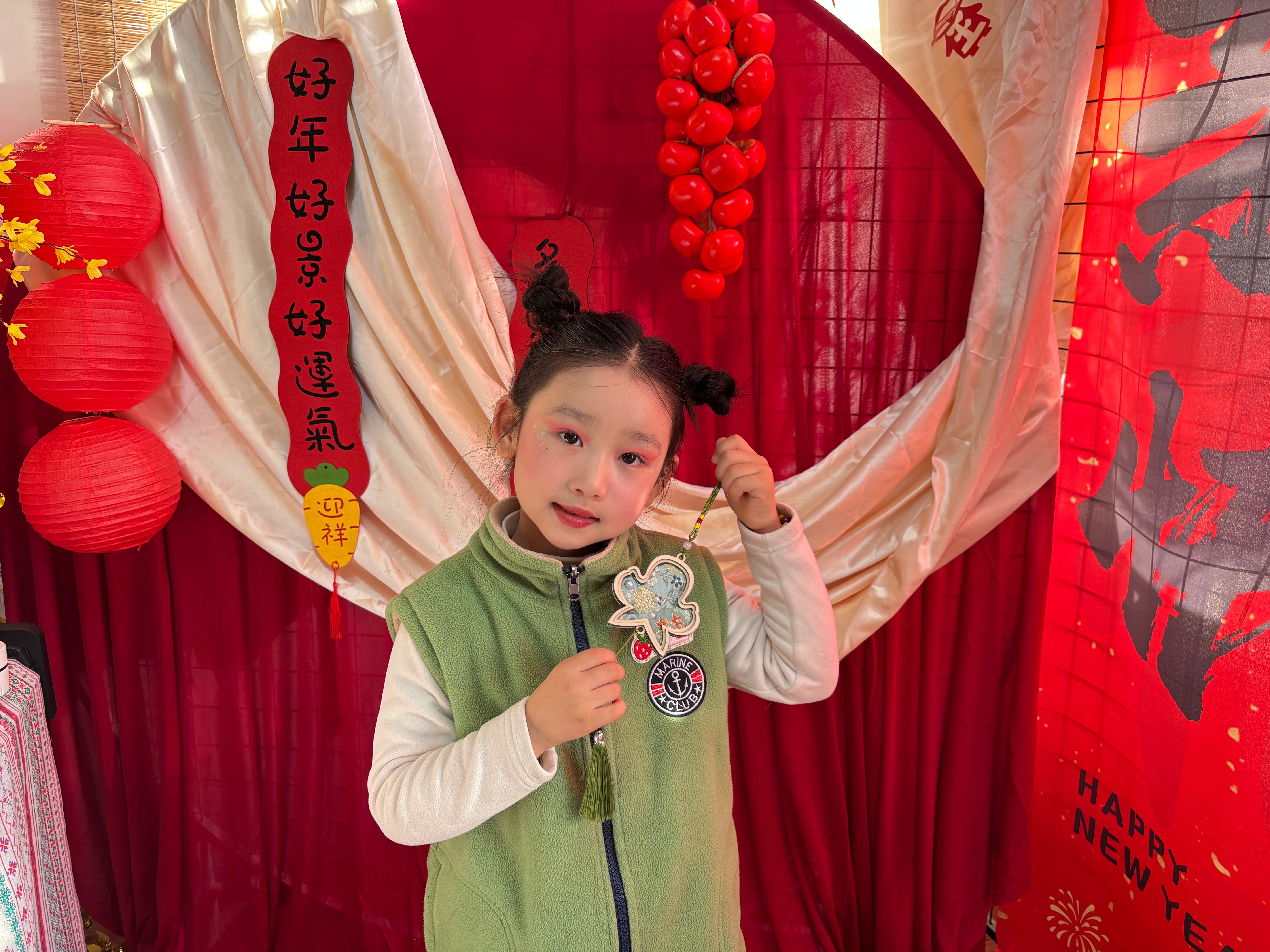 锦韵声声 童趣融融——唐县第六幼儿园开展亲子宋锦风铃非遗活动_fororder_幼儿展示做好的风铃。孙瑜摄