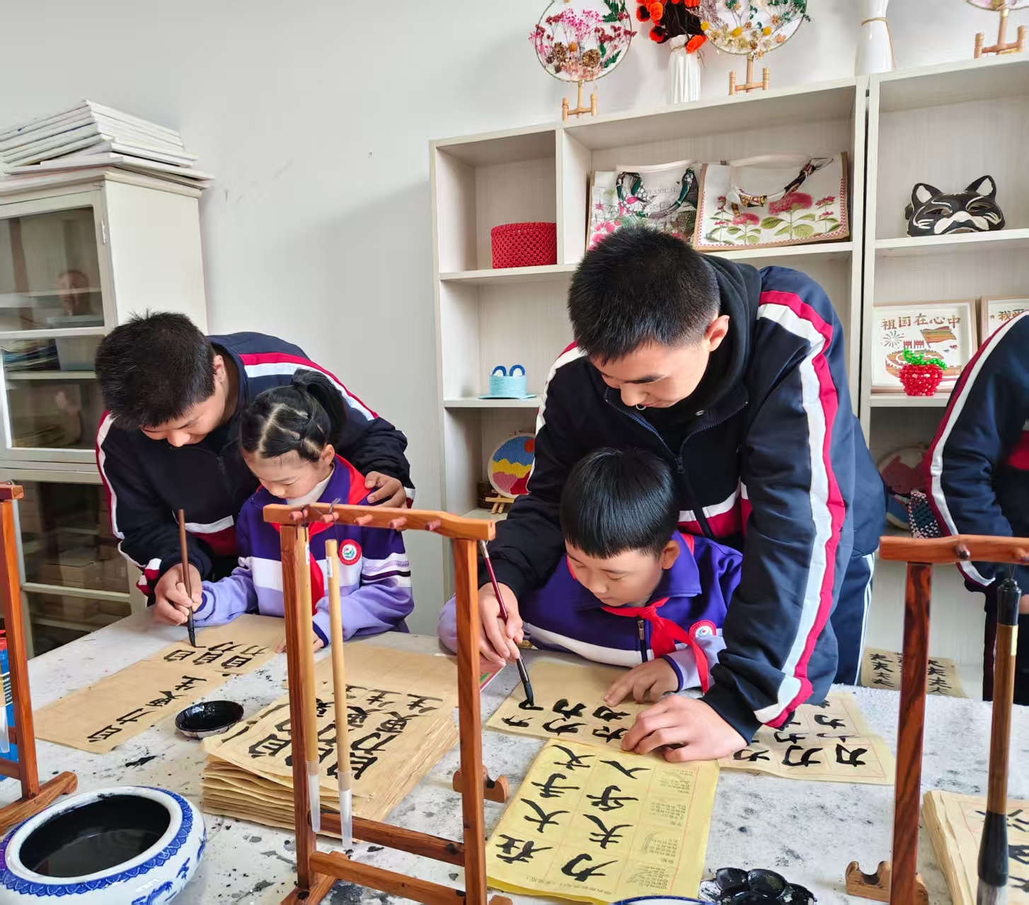 “融爱于行 微光暖春”遵化市开展普特融合少先队主题联谊活动_fororder_图为两校少先队员进行书法互动。遵化市第四实验小学供图