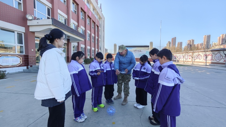 遵化：无人机科普进校园 播撒低空经济“科技种子”_fororder_图为无人机教员指导第五实验小学学生操作无人机。许昊摄