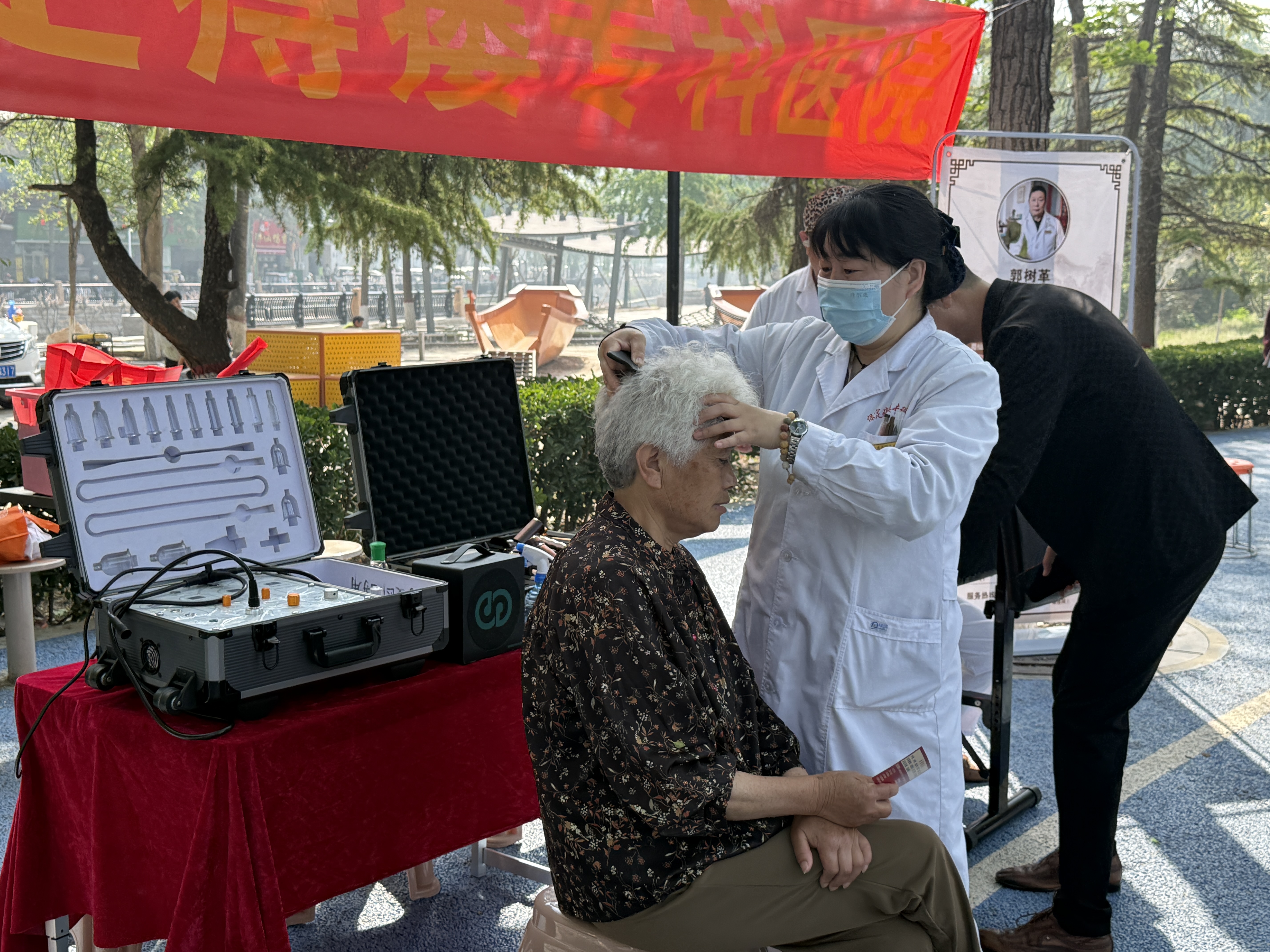 保定市莲池区：传承千年智慧 守护群众健康_fororder_图片三：工作人员为市民进行穴位保健指导。（李岩摄）