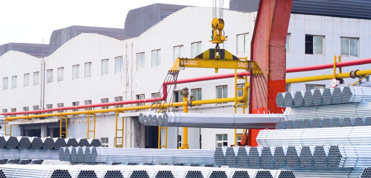 河北迁安正大通用钢管：新年开局启新程 满产冲刺“开门红”_fororder_迁安正大通用钢管有限公司生产的各种管材正在抓紧装运。郭强  摄