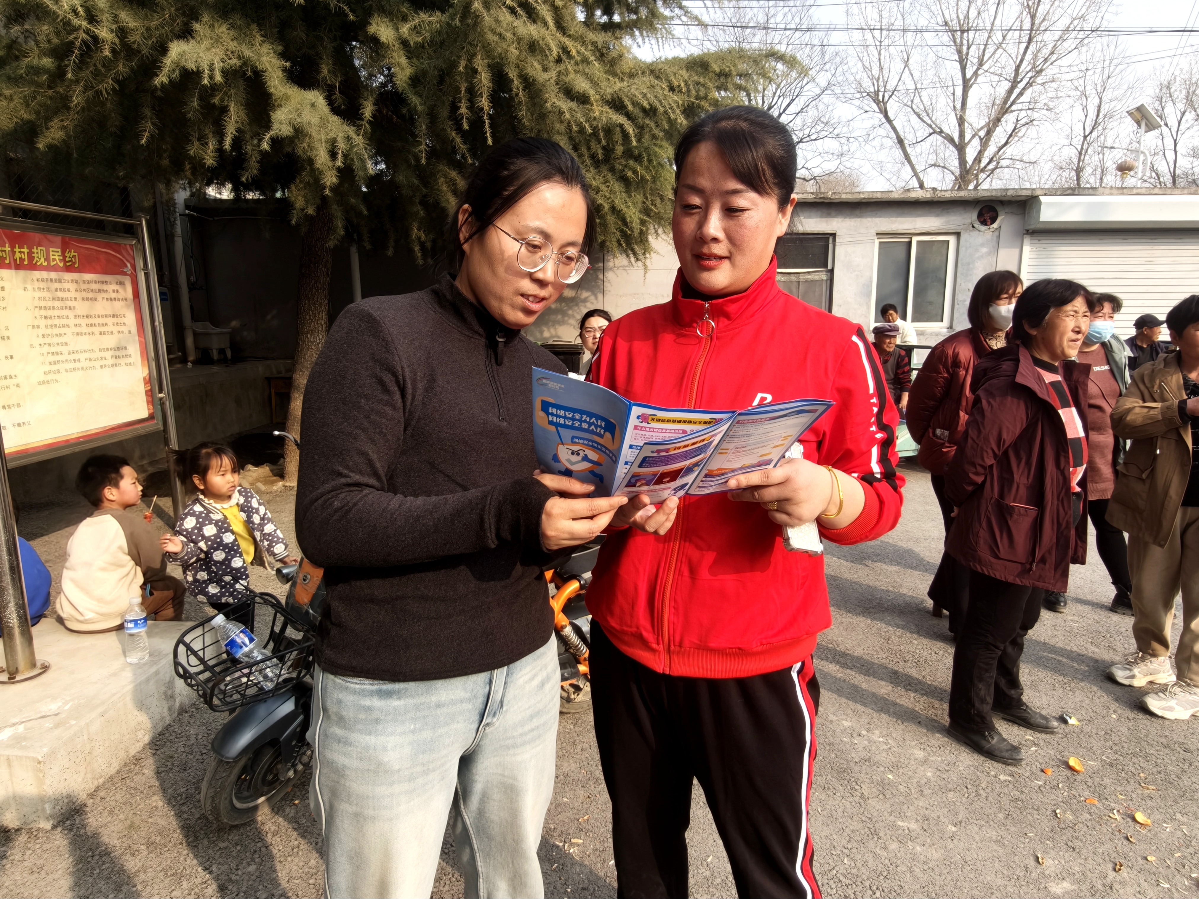 河北唐县：让网络文明新风润泽民心_fororder_志愿者向辖群众发放网络安全知识手册