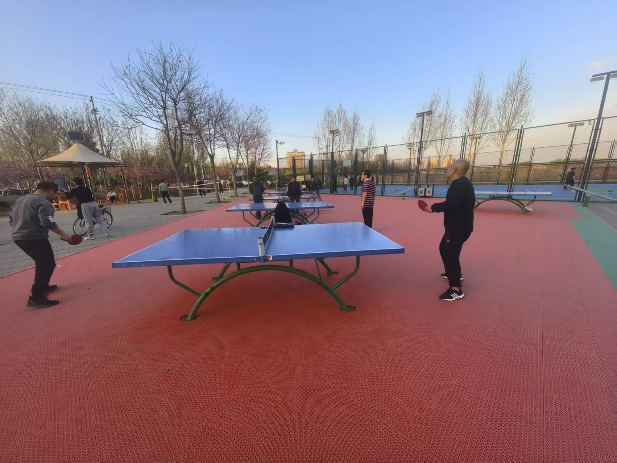 保定市满城区：体育惠民工程赋能全民健身_fororder_满城区复兴体育公园乒乓球台旁激战正酣 摄影 李艳红