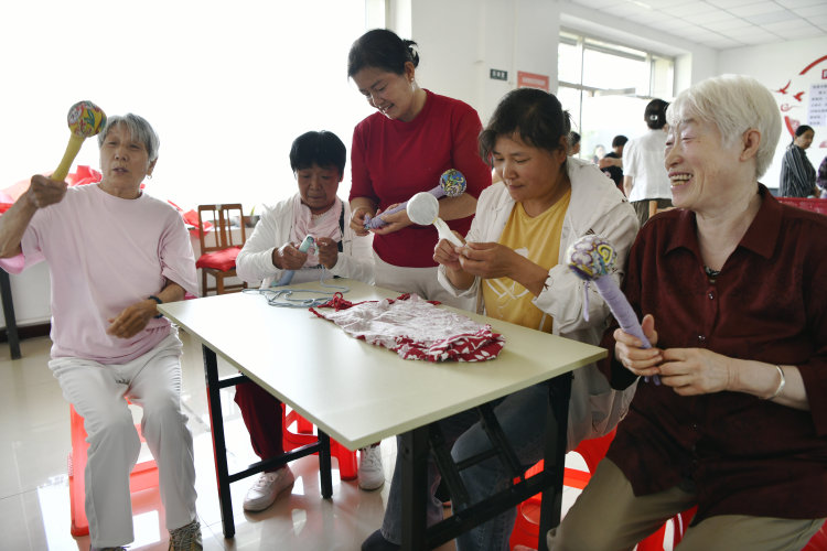 河北迁安：多彩活动迎端午_fororder_社区居民正在制作艾草锤。梁玉水摄