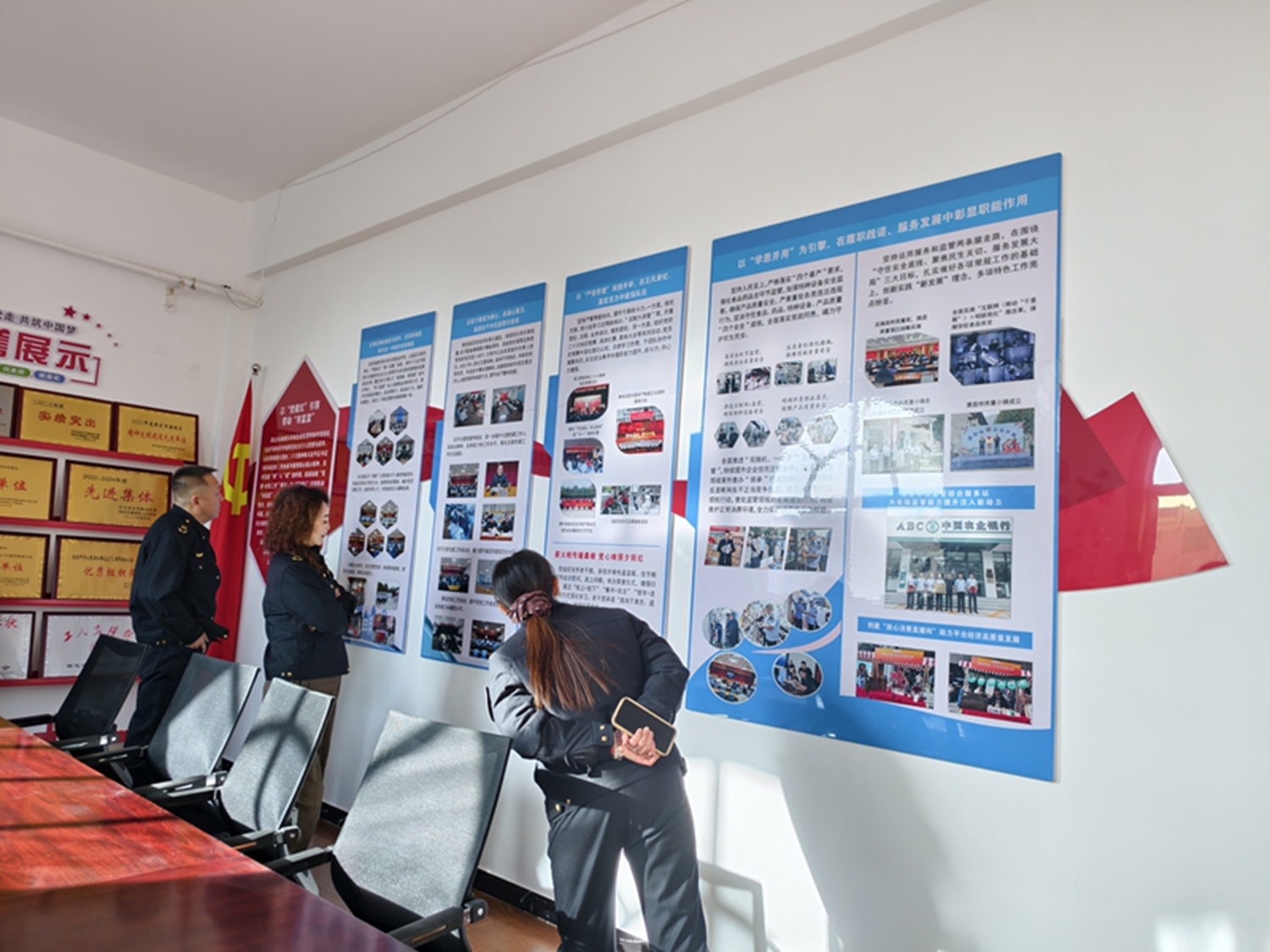 图片默认标题_fororder_党员们观摩展板内容 摄影 贾林静