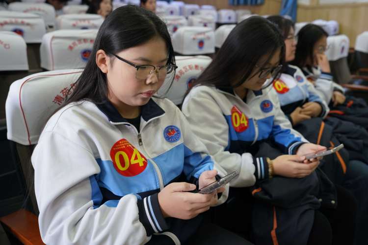 保定清苑：以赛育才 探索“媒体+电商”融合发展新模式_fororder_候场选手收看直播比赛。摄影 王磊