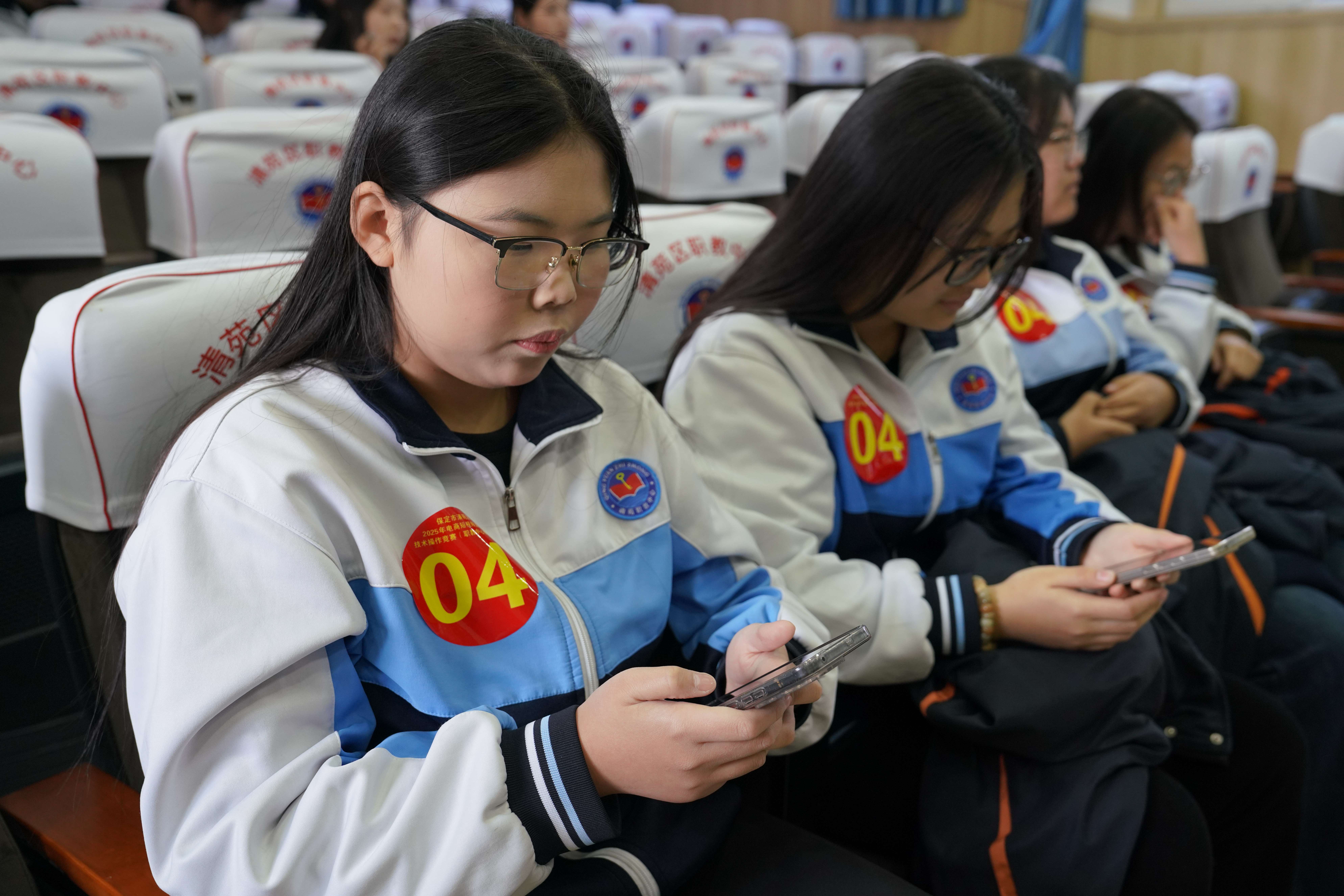 保定清苑：以赛育才 探索“媒体+电商”融合发展新模式_fororder_候场选手收看直播比赛。摄影 王磊