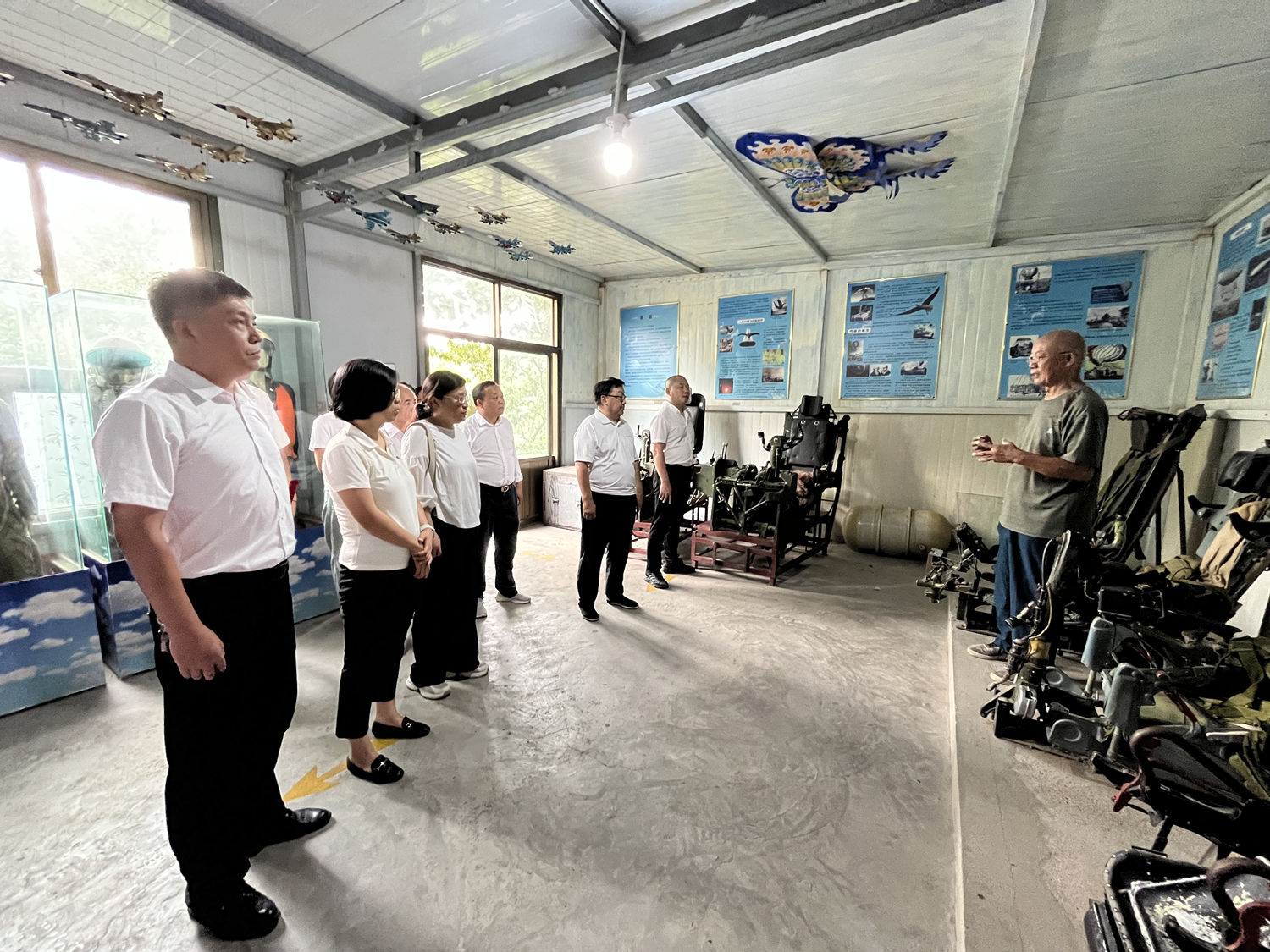 图片默认标题_fororder_参观各类珍贵的航空历史文物、实物展品 摄影 周洁